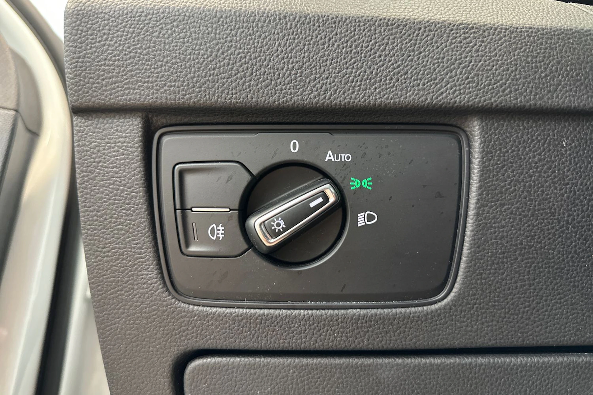 valkoinen Volkswagen Passat 2021 kuva 17.