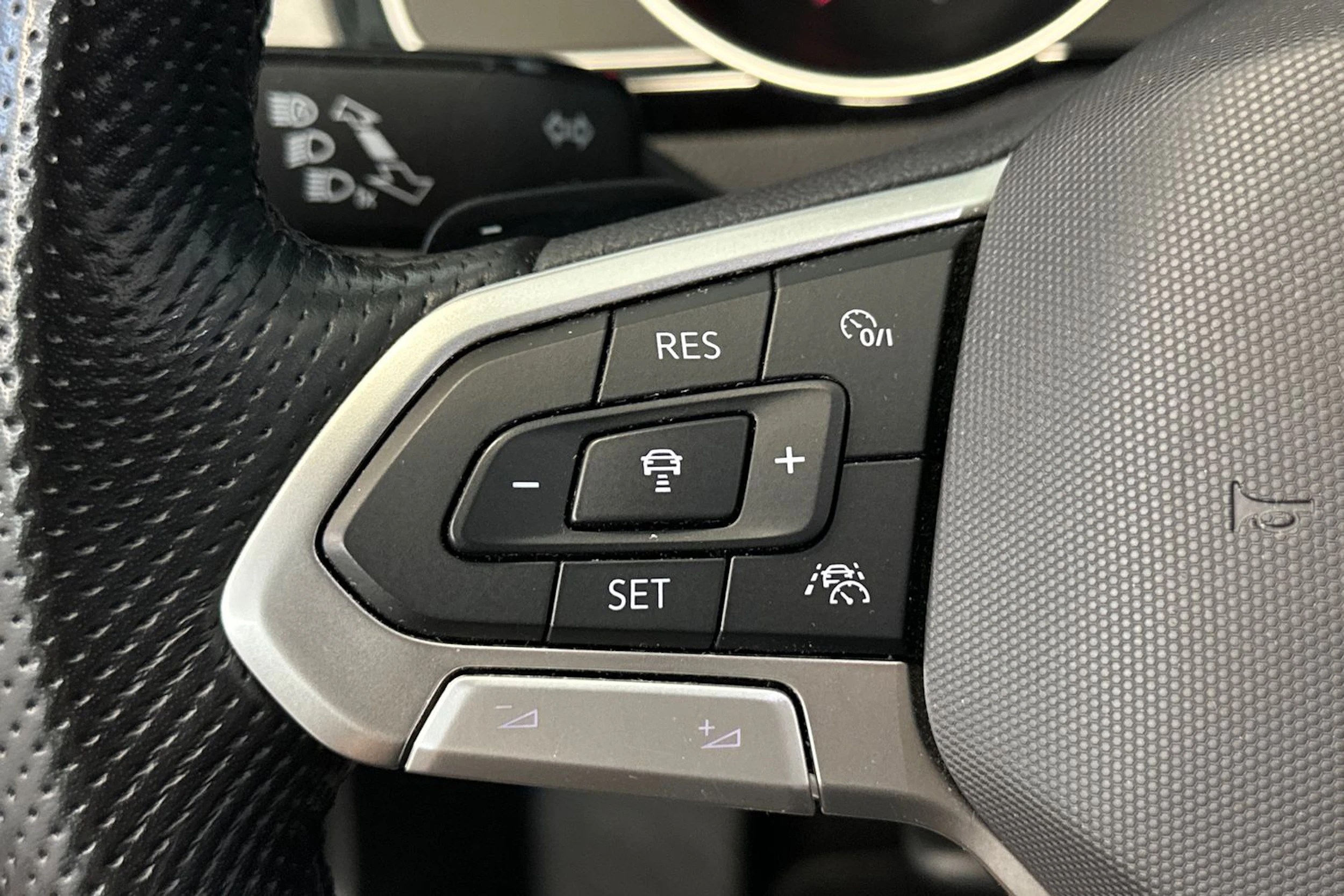 valkoinen Volkswagen Passat 2021 kuva 18.