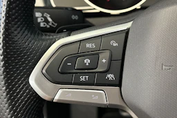 valkoinen Volkswagen Passat 2021 kuva 18.