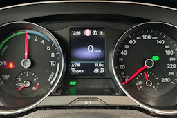 valkoinen Volkswagen Passat 2021 kuva 20.