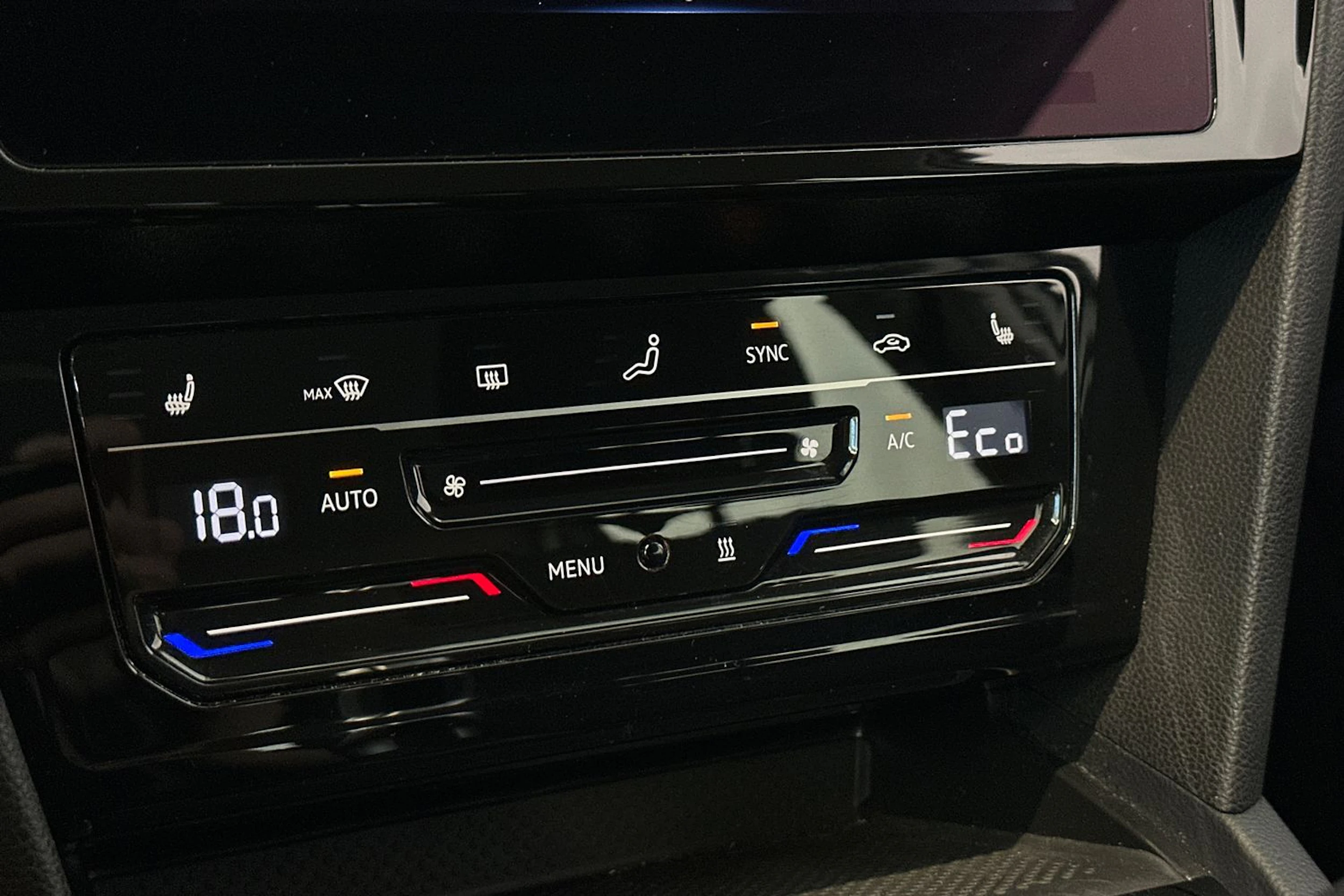 valkoinen Volkswagen Passat 2021 kuva 22.