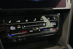 valkoinen Volkswagen Passat 2021 kuva 22.