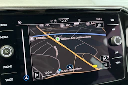 valkoinen Volkswagen Passat 2021 kuva 24.
