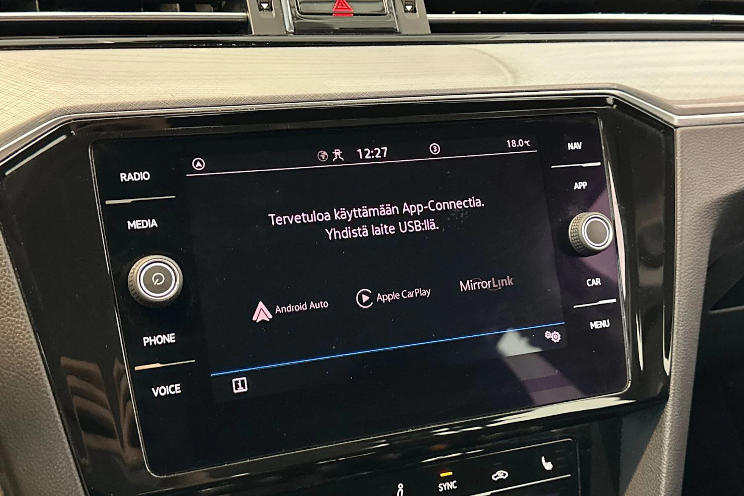 valkoinen Volkswagen Passat 2021 kuva 25.