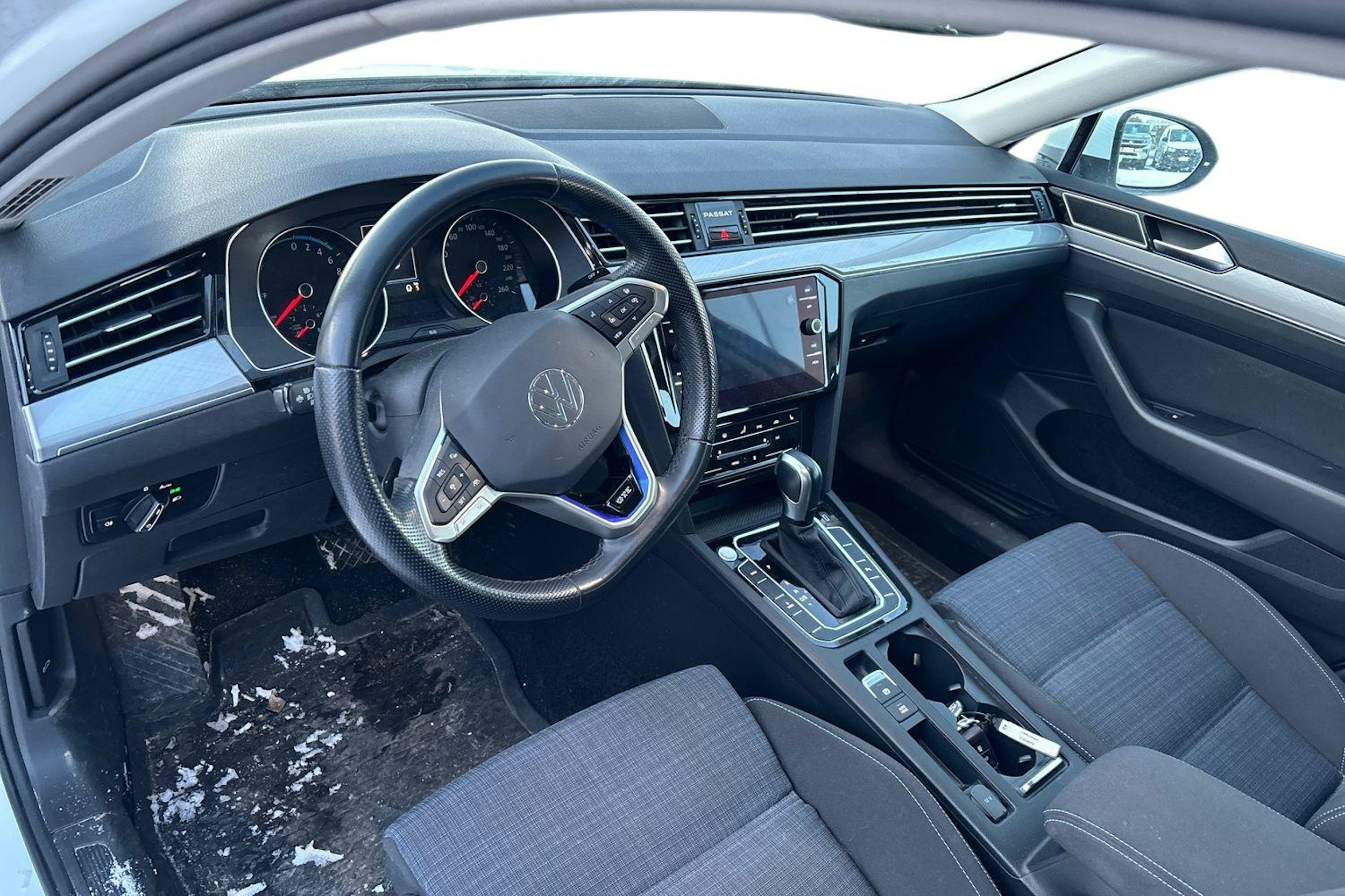 valkoinen Volkswagen Passat 2021 kuva 3.