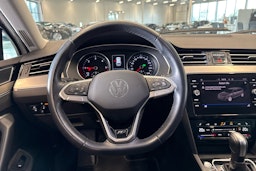 valkoinen Volkswagen Passat 2021 kuva 8.