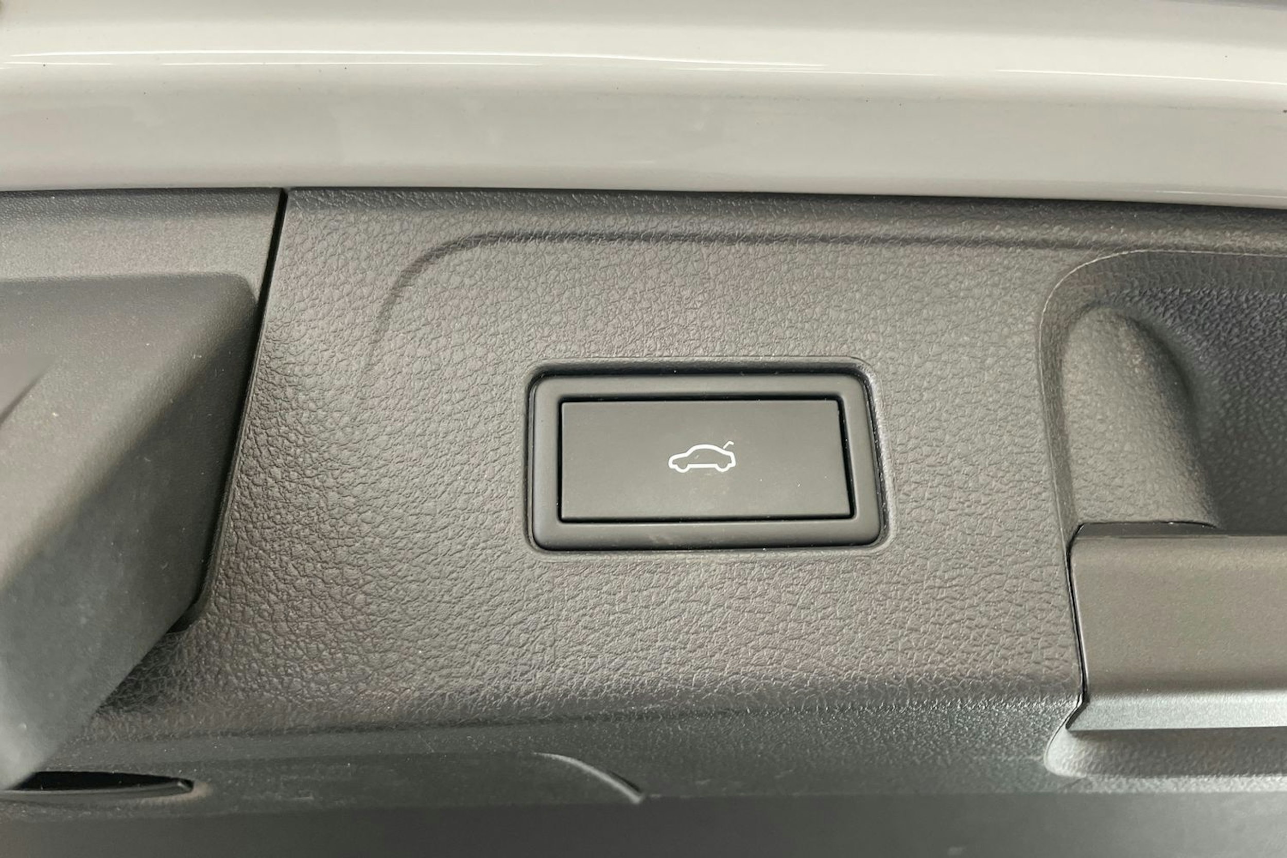 valkoinen Volkswagen Passat 2021 kuva 30.