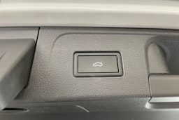 valkoinen Volkswagen Passat 2021 kuva 30.