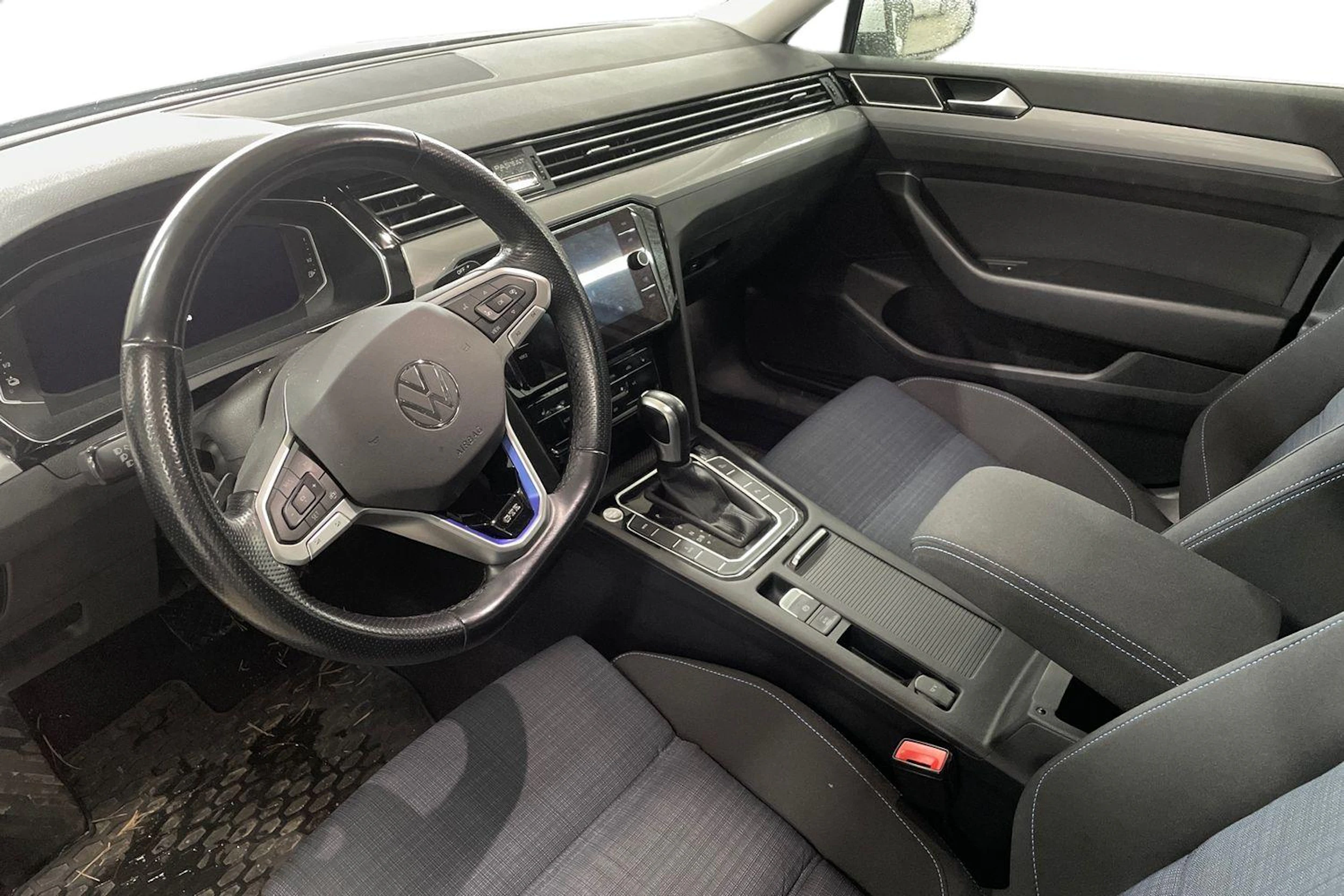 valkoinen Volkswagen Passat 2021 kuva 3.