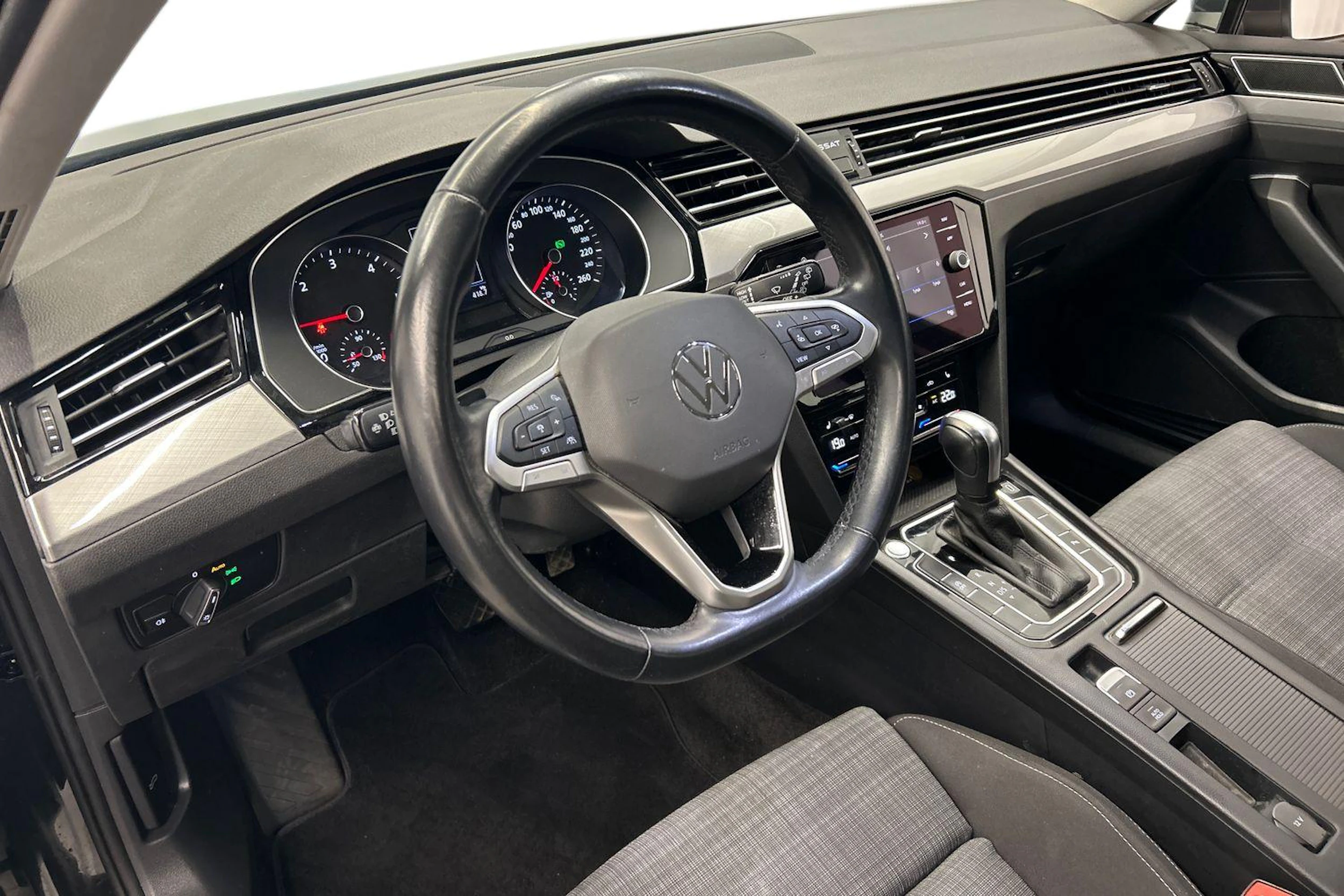 harmaa Volkswagen Passat 2021 kuva 8.