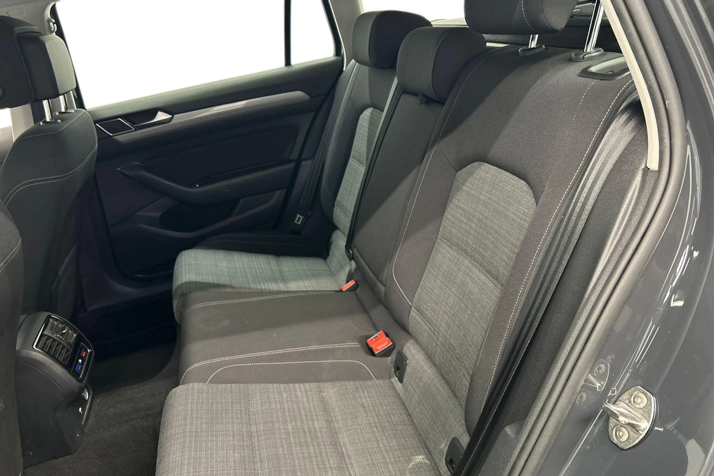 harmaa Volkswagen Passat 2021 kuva 11.
