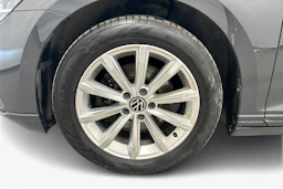 harmaa Volkswagen Passat 2021 kuva 12.