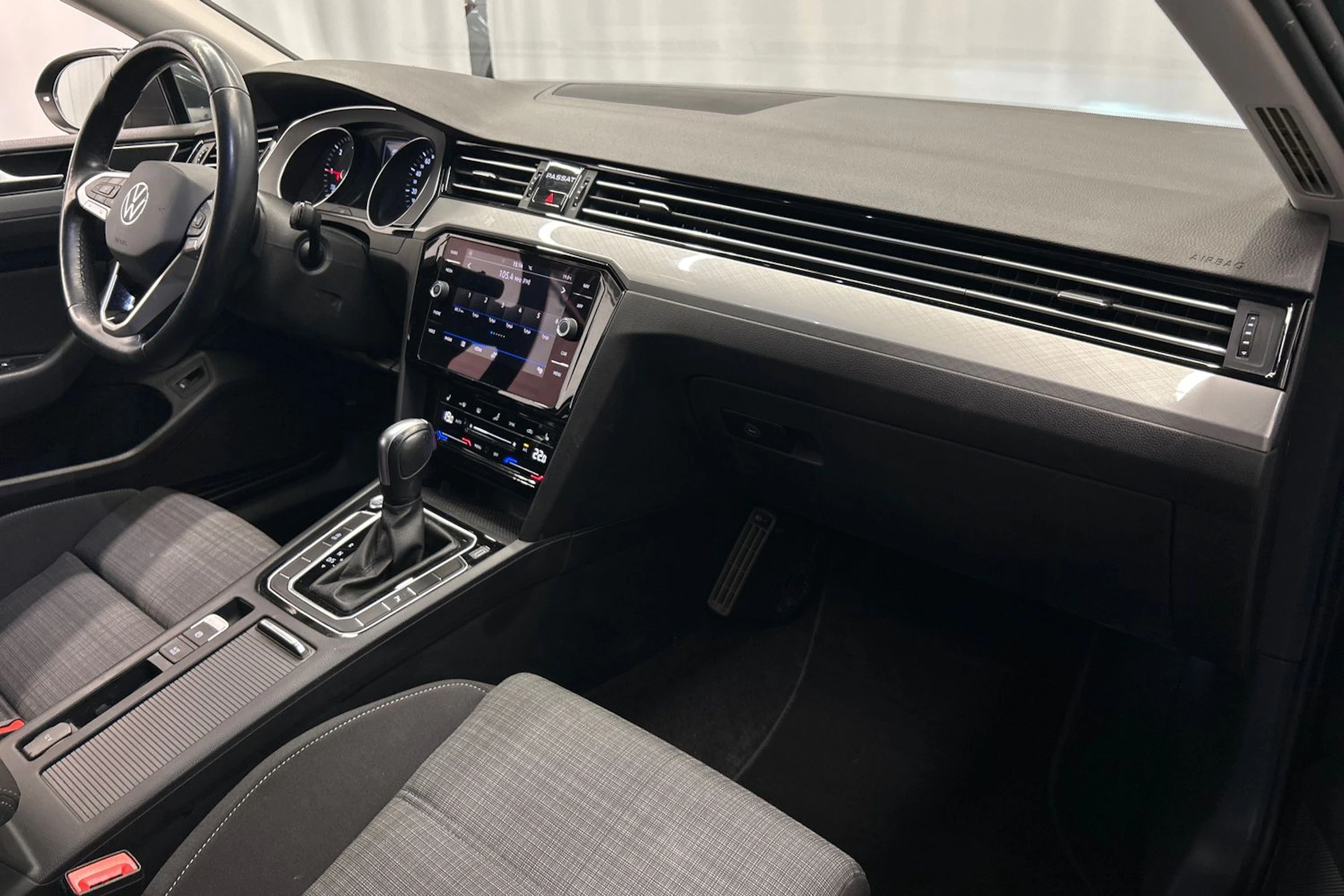 harmaa Volkswagen Passat 2021 kuva 16.
