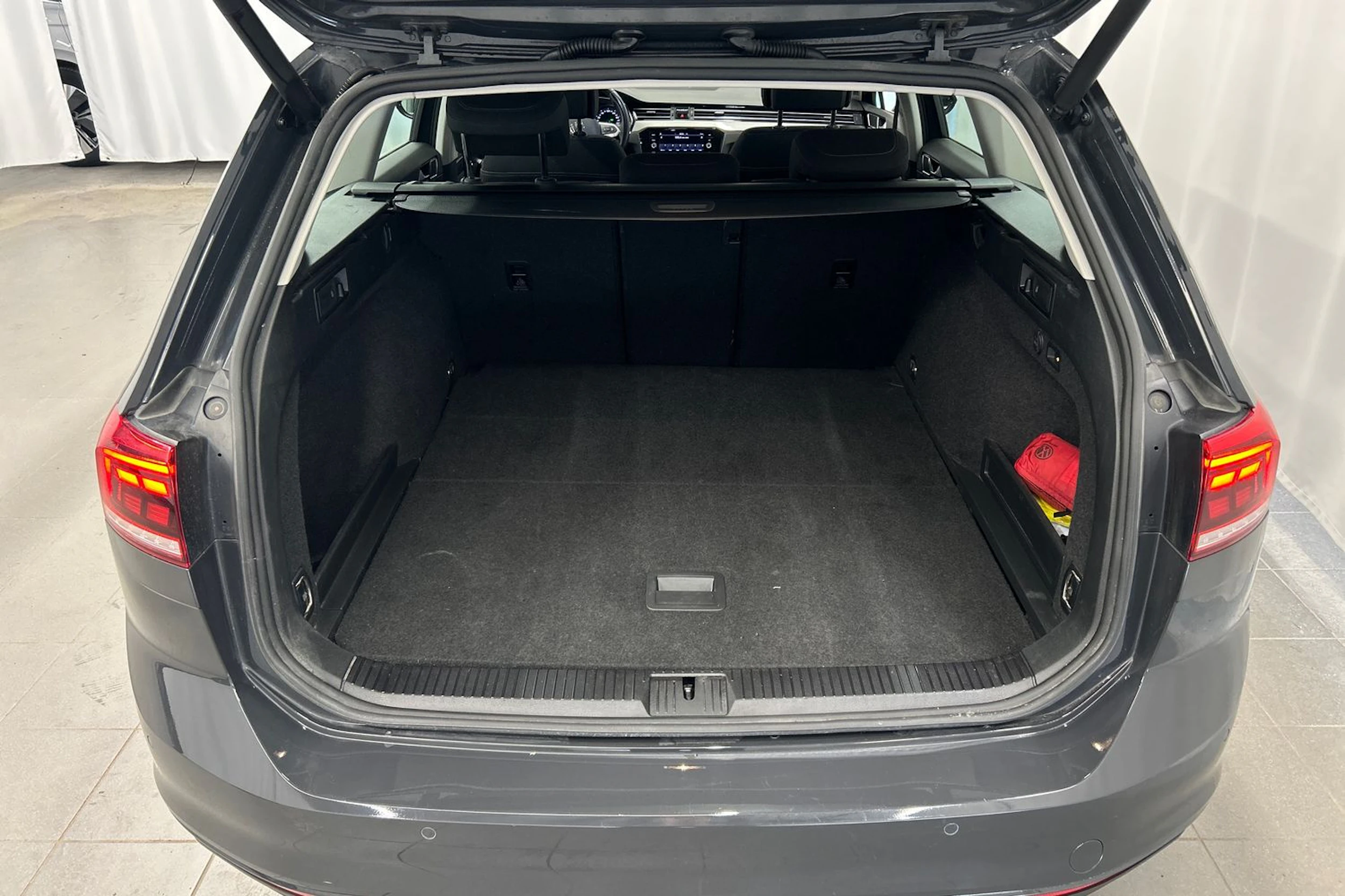 harmaa Volkswagen Passat 2021 kuva 17.