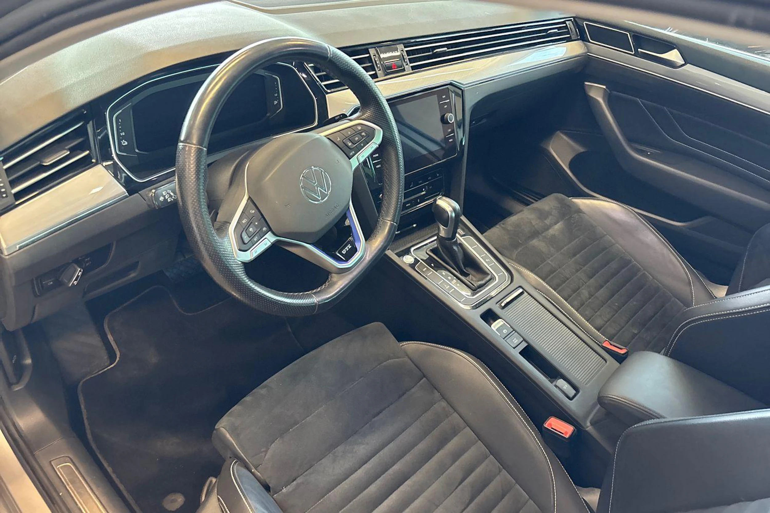 sininen Volkswagen Passat 2021 kuva 6.