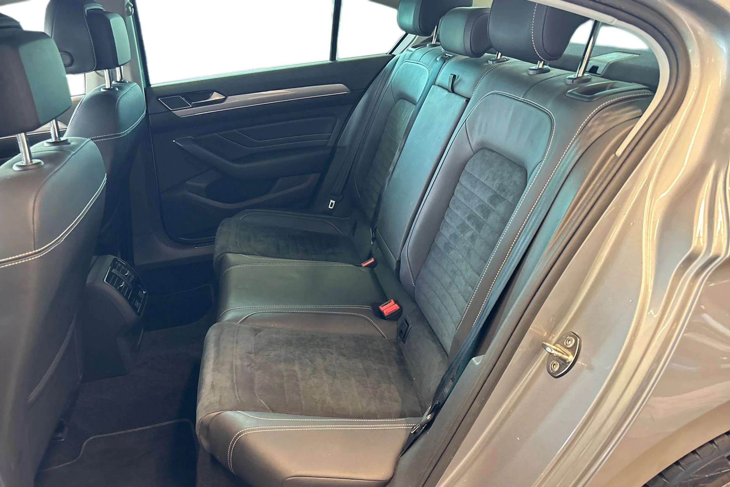 sininen Volkswagen Passat 2021 kuva 8.