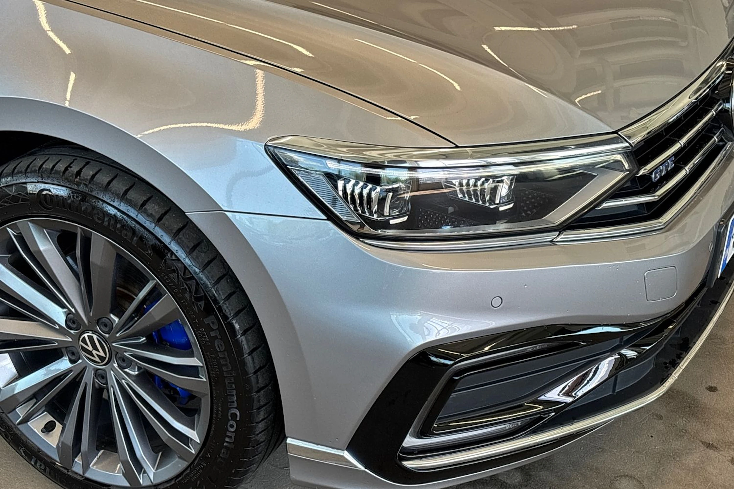 sininen Volkswagen Passat 2021 kuva 13.