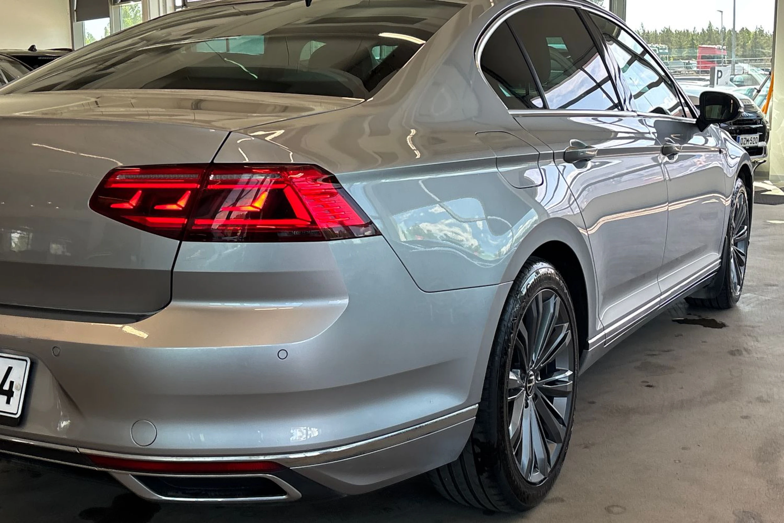 sininen Volkswagen Passat 2021 kuva 14.