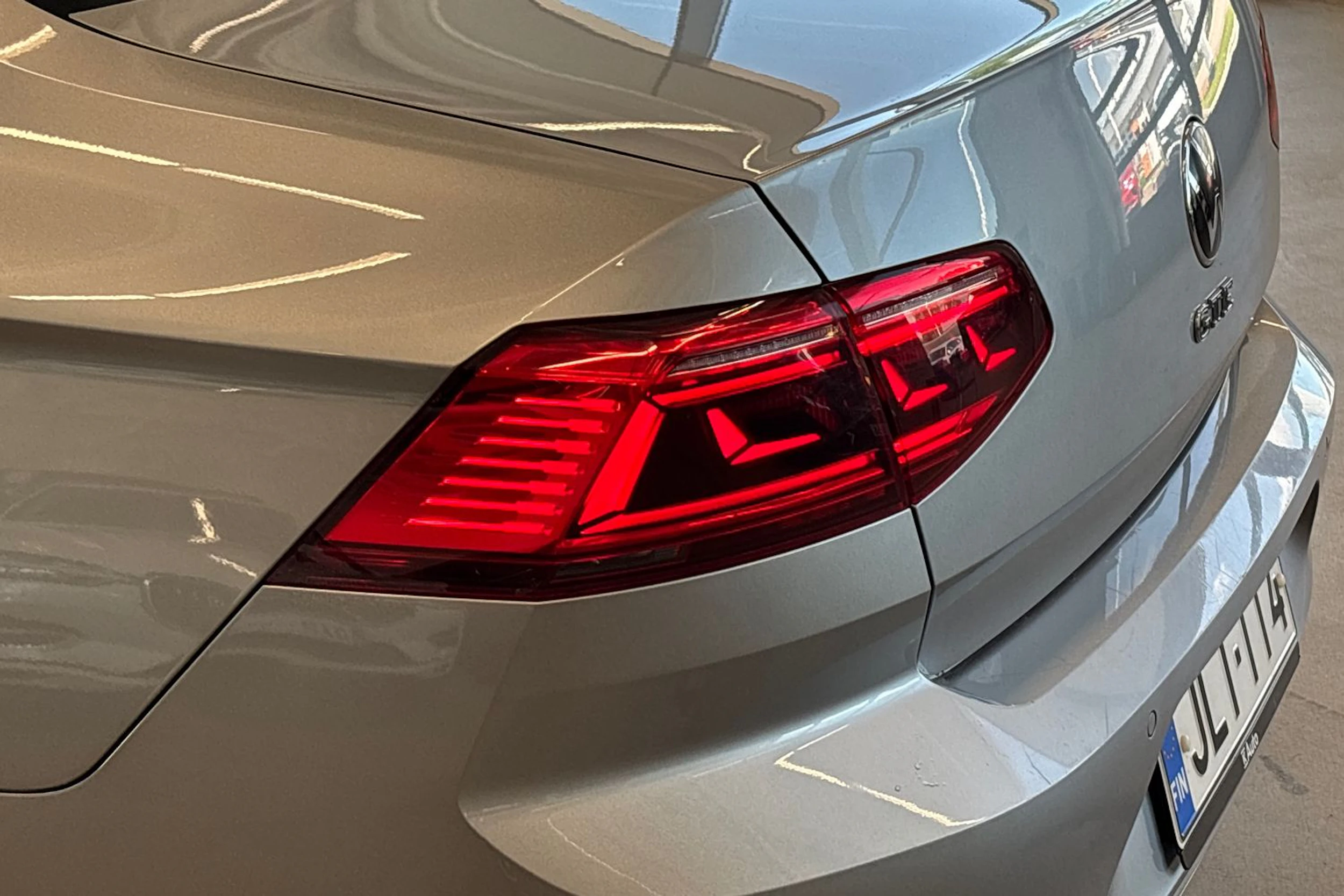 sininen Volkswagen Passat 2021 kuva 16.