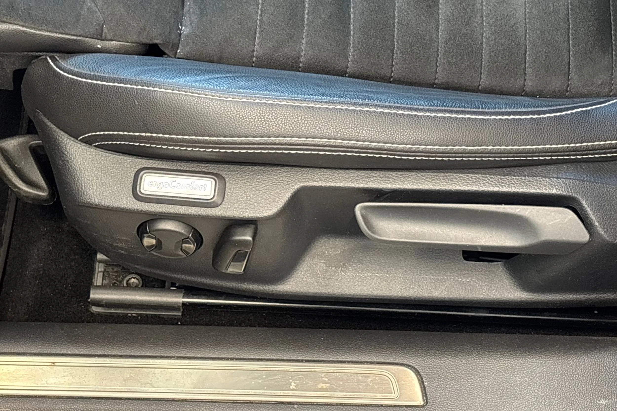 sininen Volkswagen Passat 2021 kuva 17.