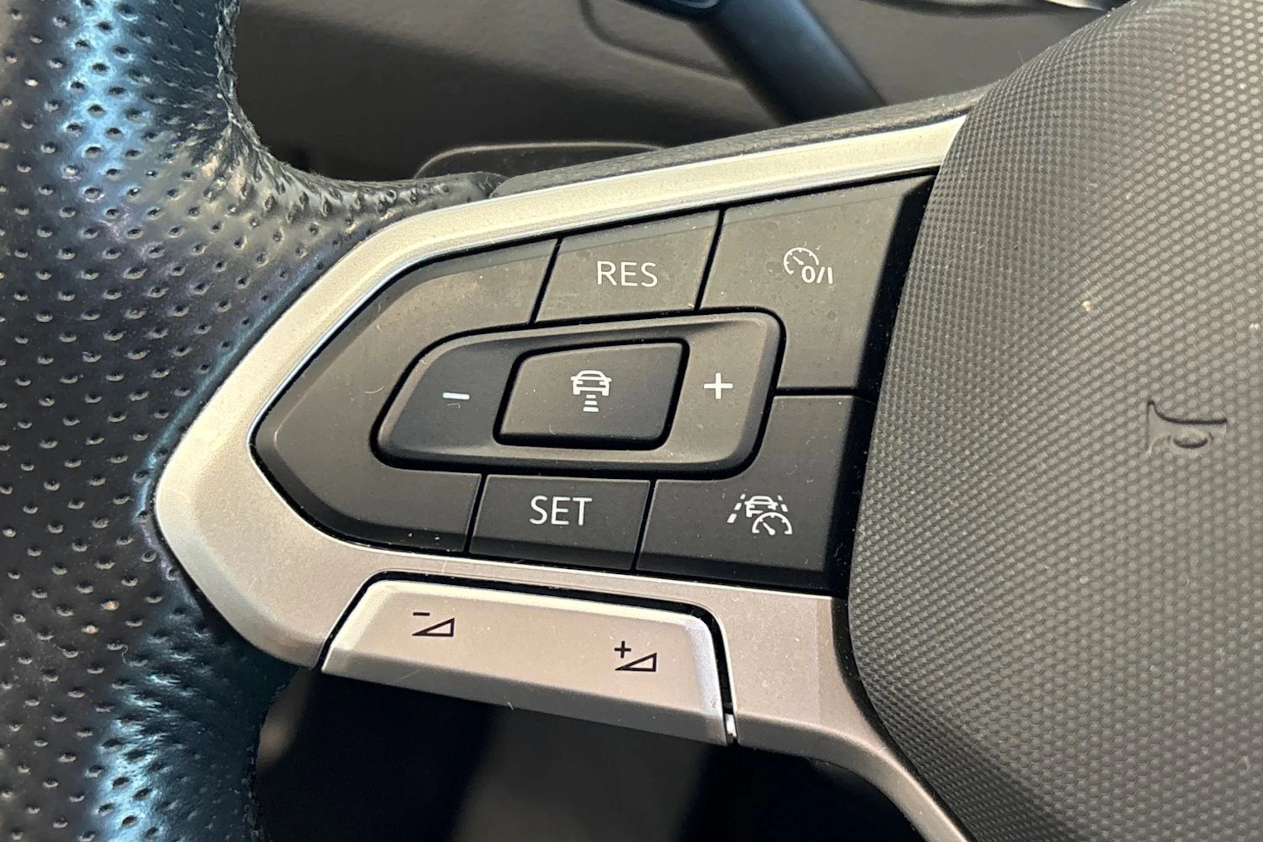 sininen Volkswagen Passat 2021 kuva 21.