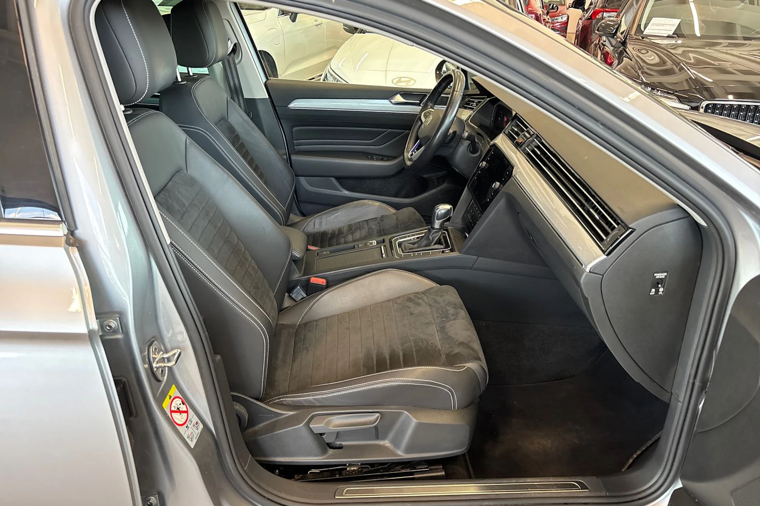 sininen Volkswagen Passat 2021 kuva 28.