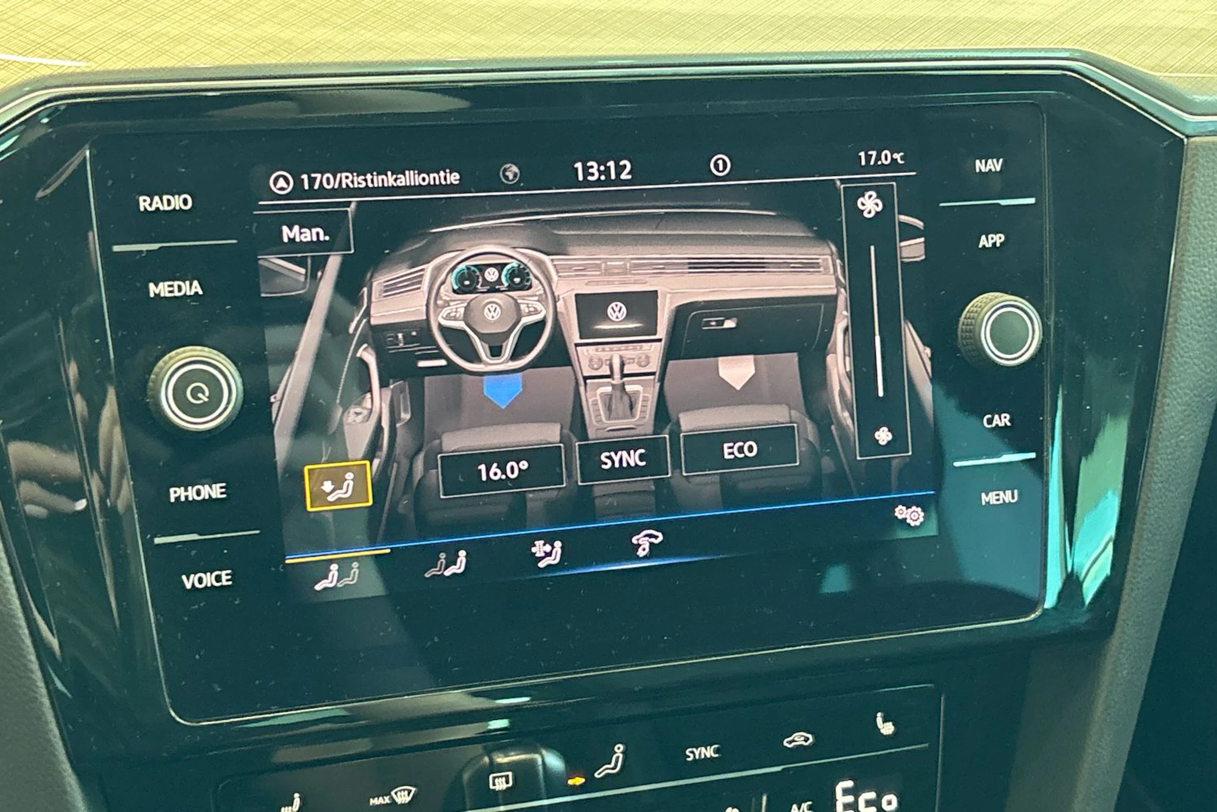 sininen Volkswagen Passat 2021 kuva 35.