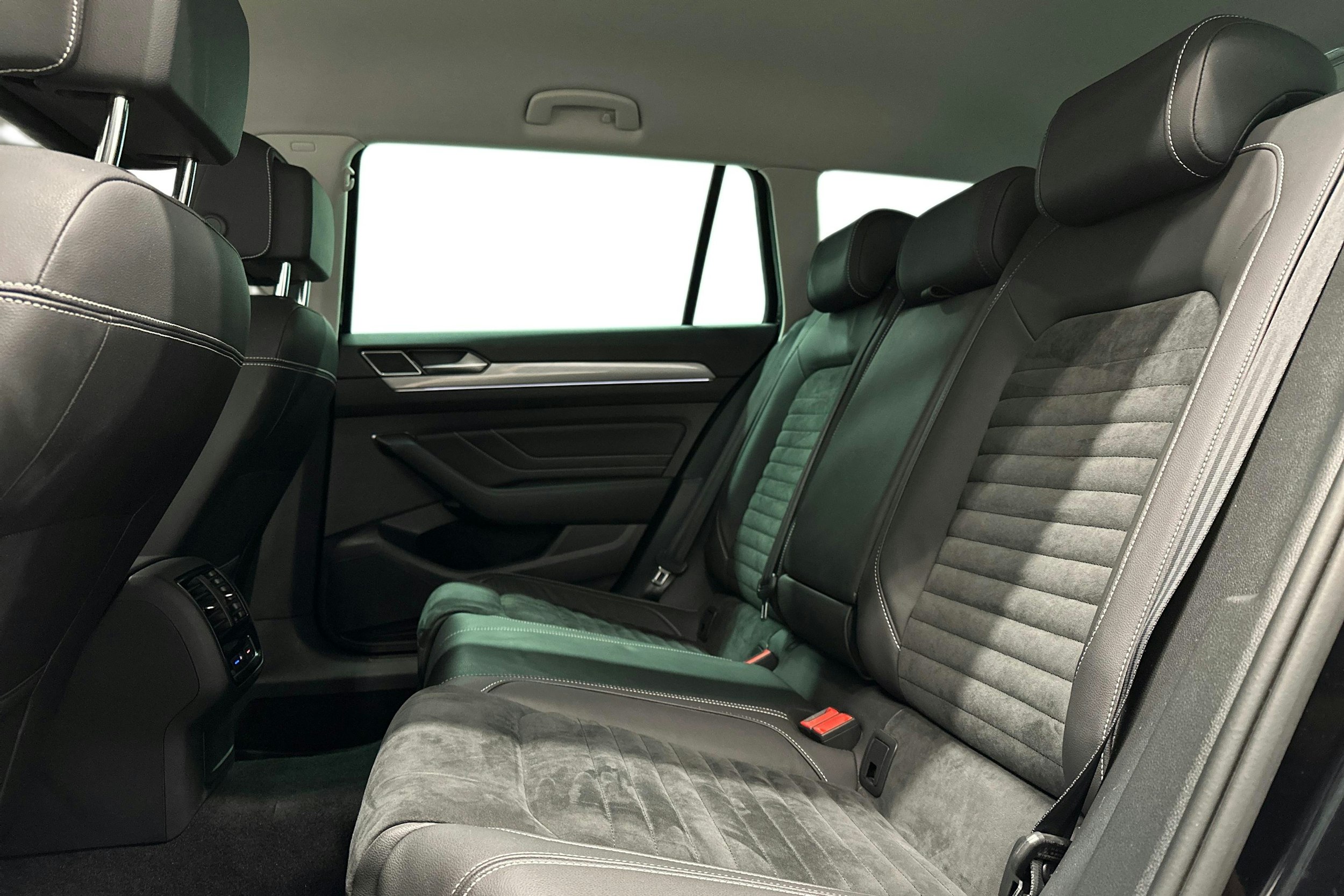 musta Volkswagen Passat 2021 kuva 10.