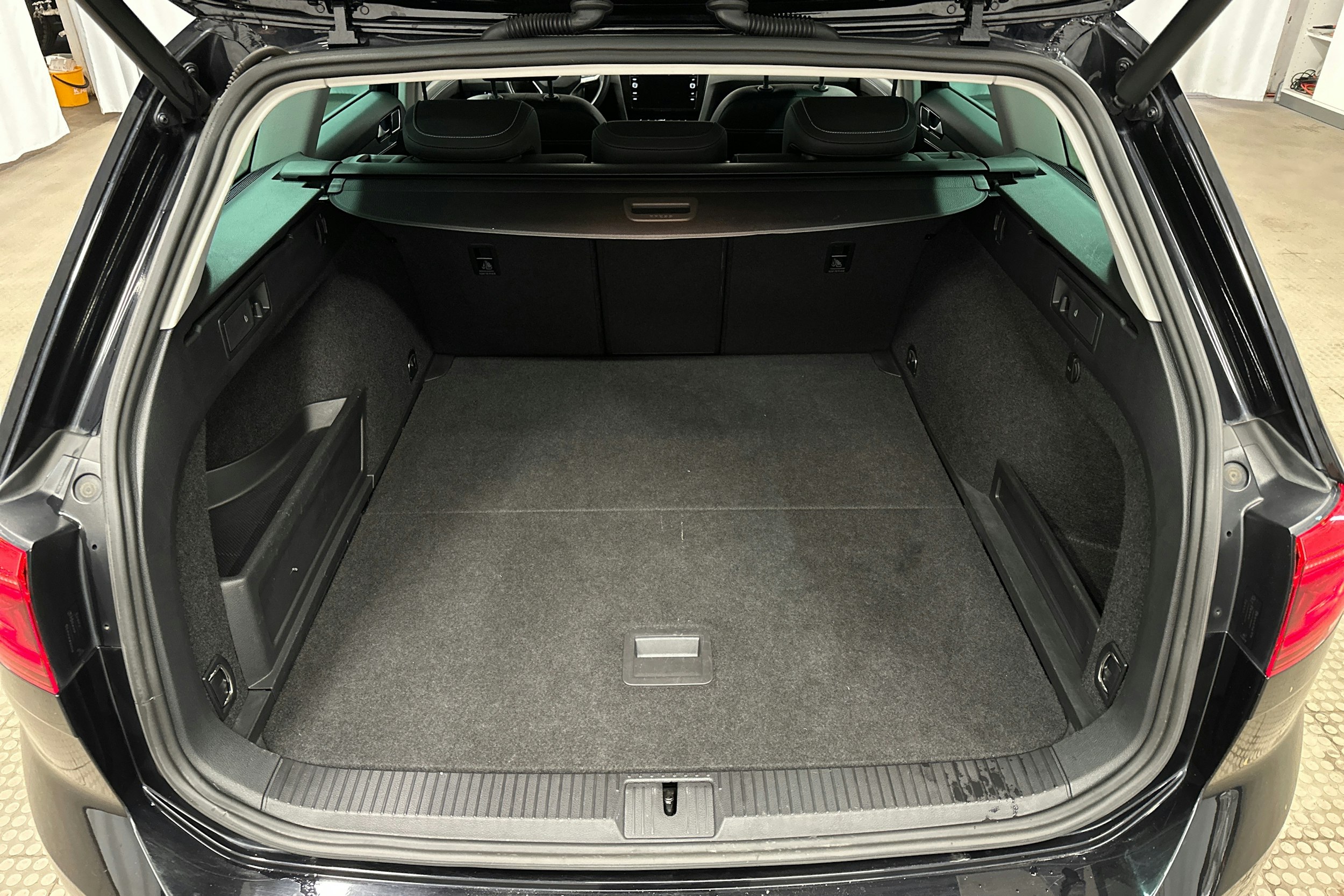 musta Volkswagen Passat 2021 kuva 14.