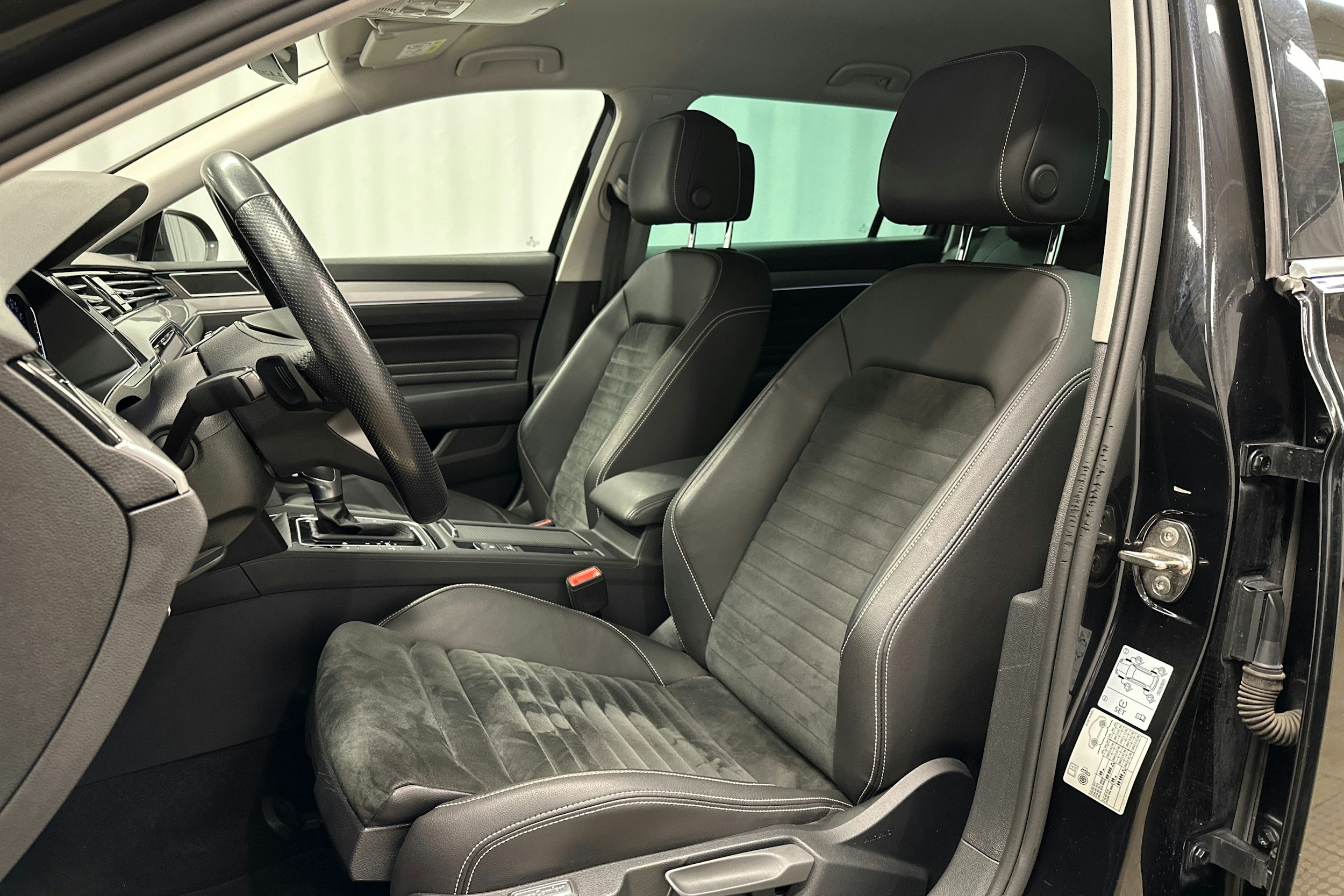 musta Volkswagen Passat 2021 kuva 17.