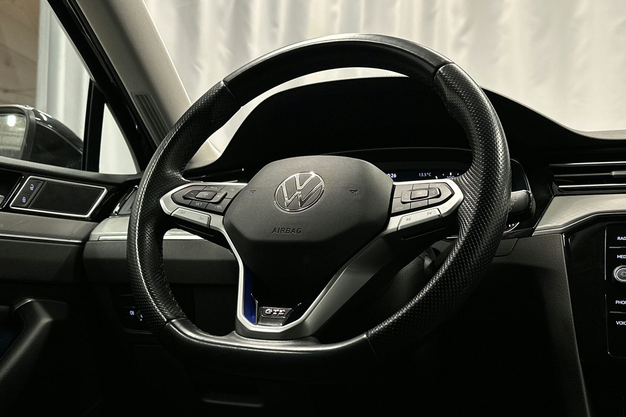 musta Volkswagen Passat 2021 kuva 18.