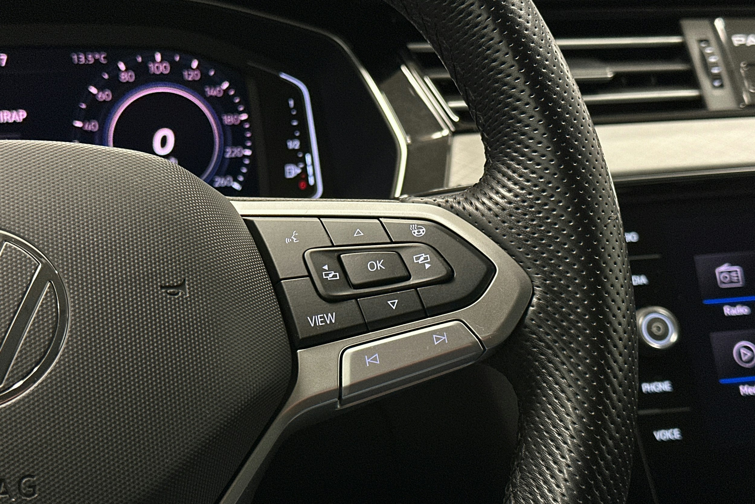 musta Volkswagen Passat 2021 kuva 20.