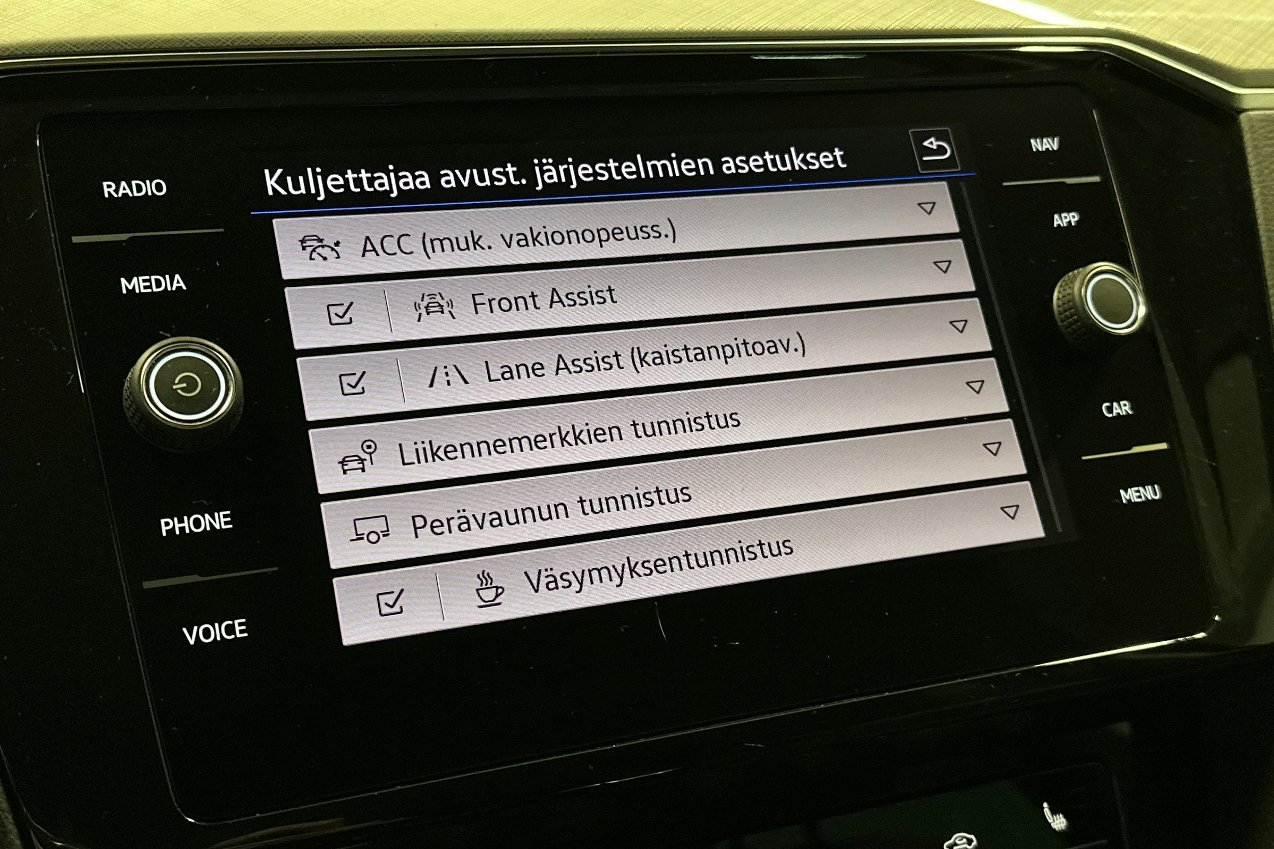 musta Volkswagen Passat 2021 kuva 24.