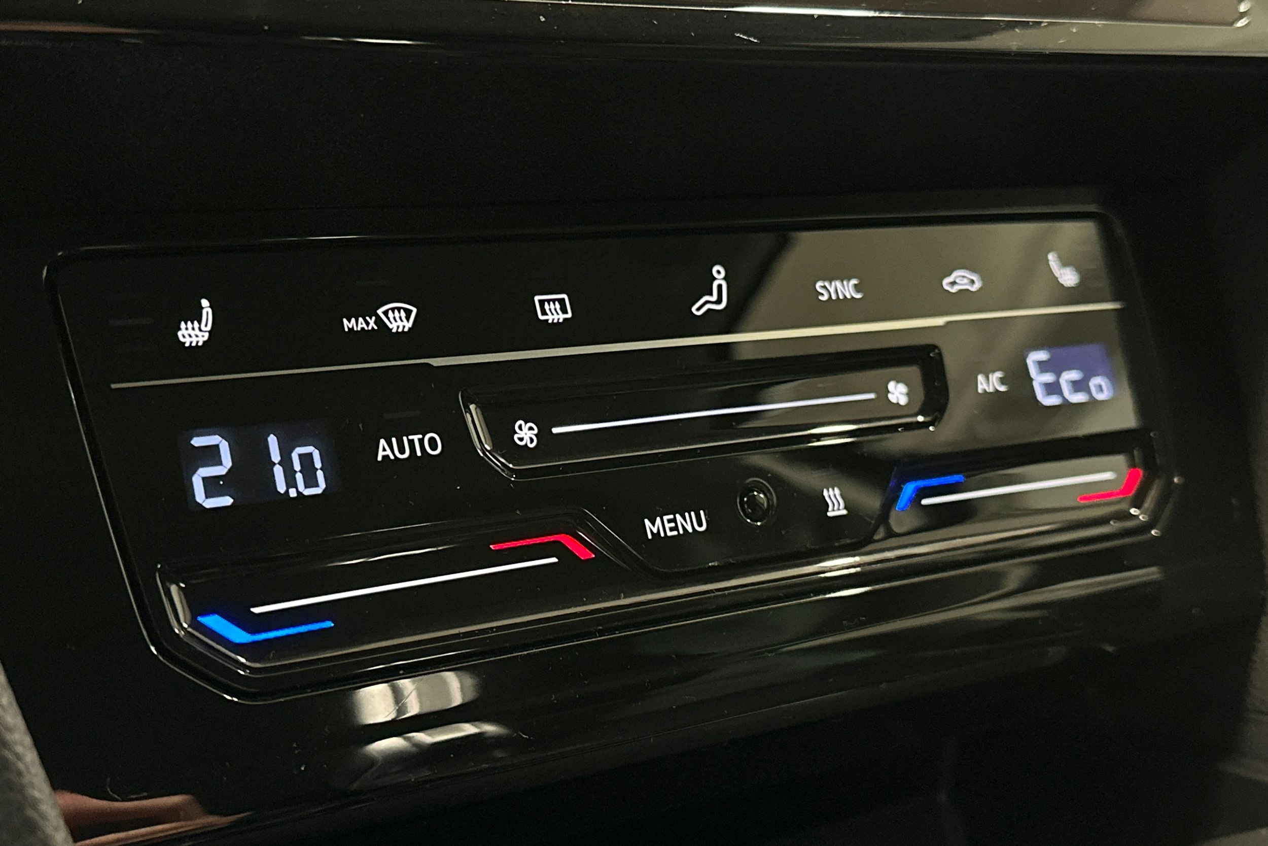 musta Volkswagen Passat 2021 kuva 27.