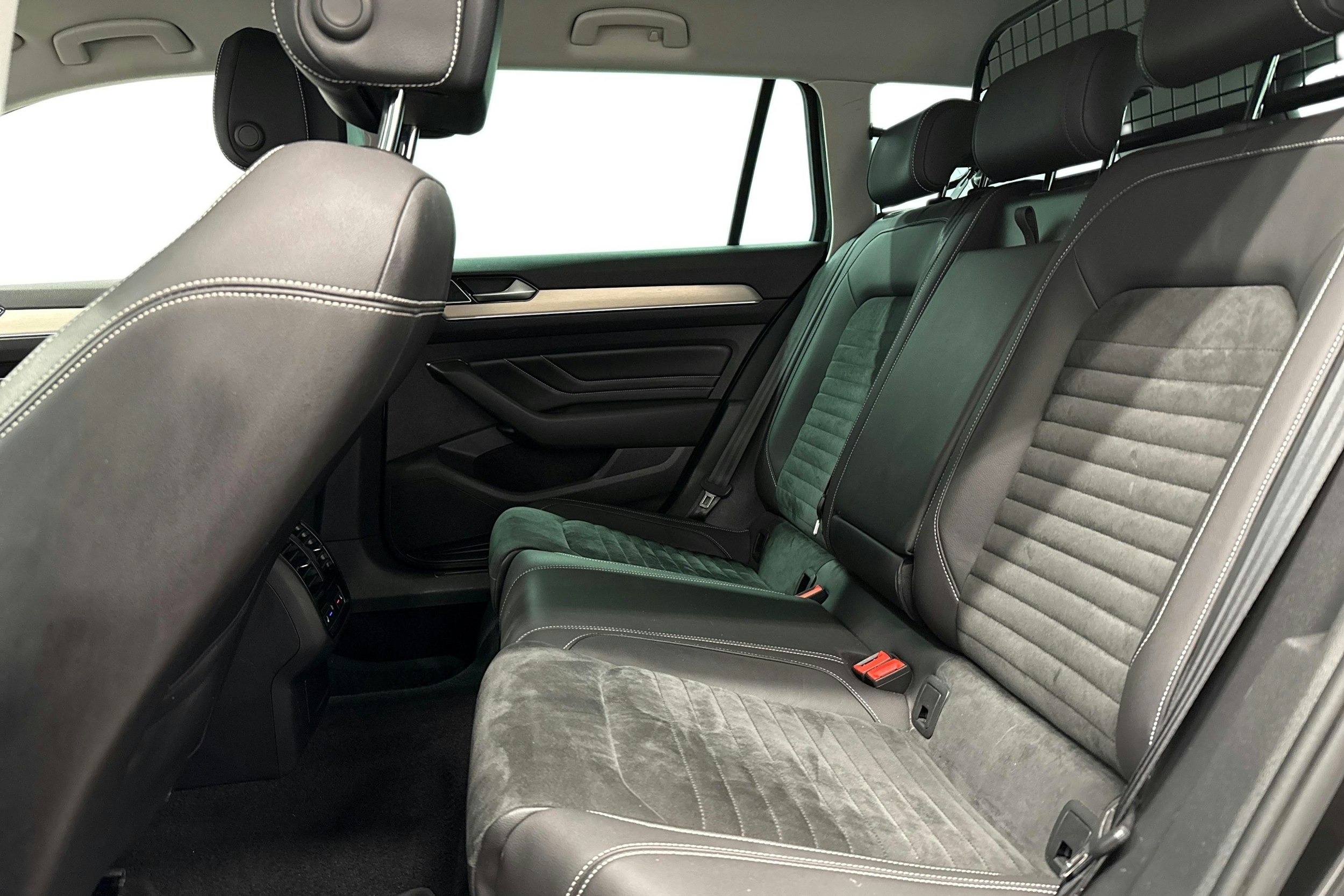 harmaa Volkswagen Passat 2021 kuva 10.