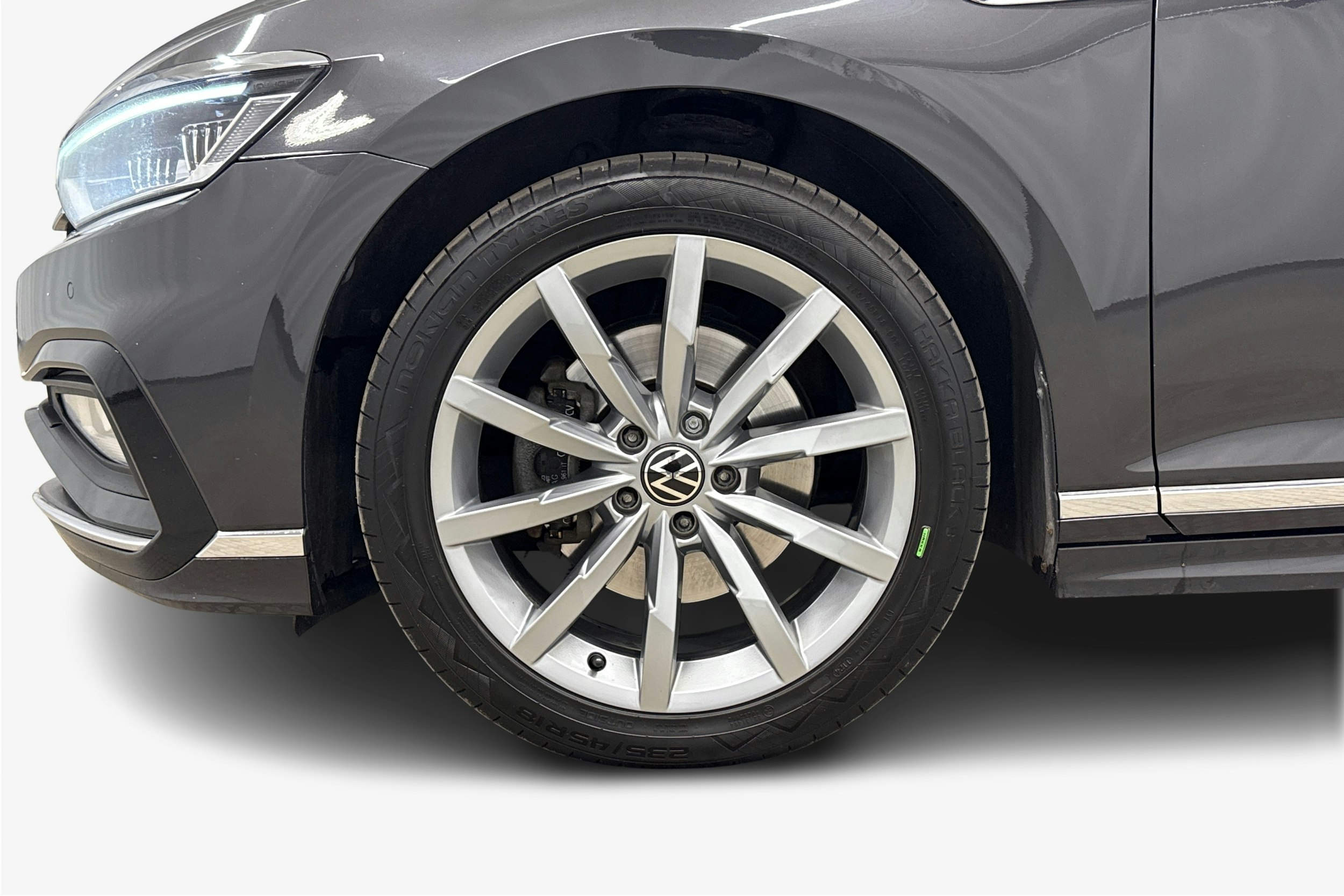 harmaa Volkswagen Passat 2021 kuva 11.