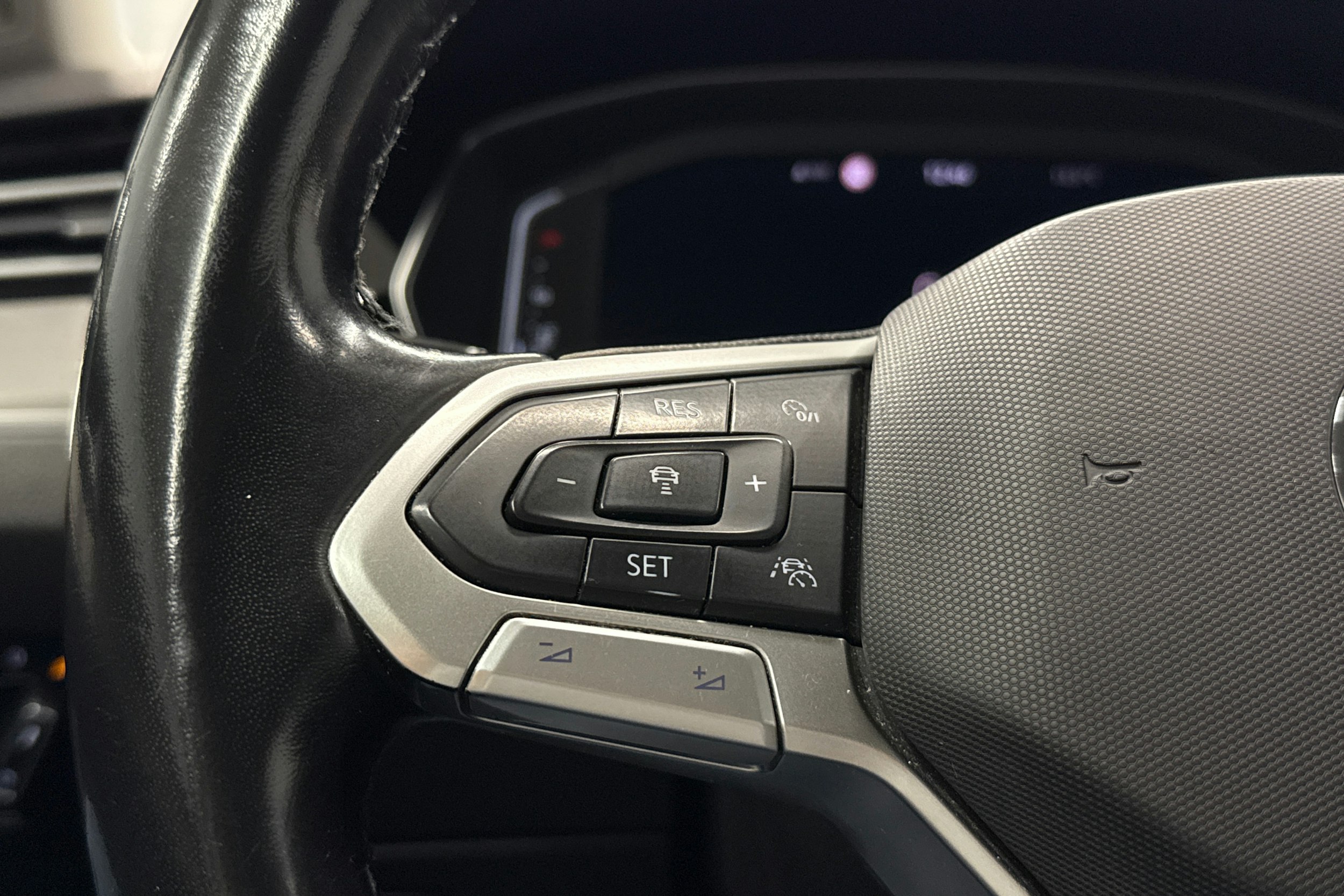 harmaa Volkswagen Passat 2021 kuva 15.
