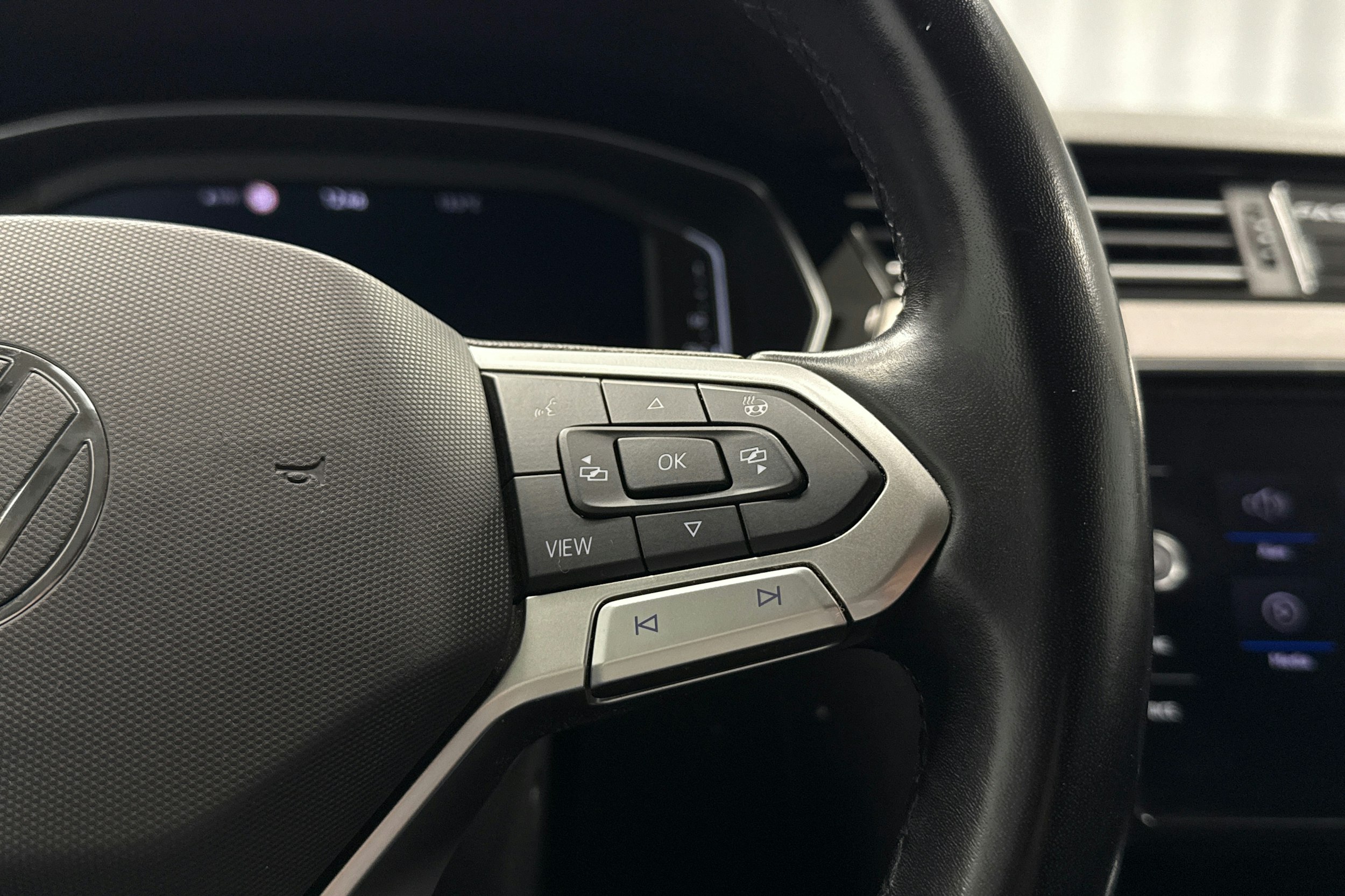 harmaa Volkswagen Passat 2021 kuva 16.