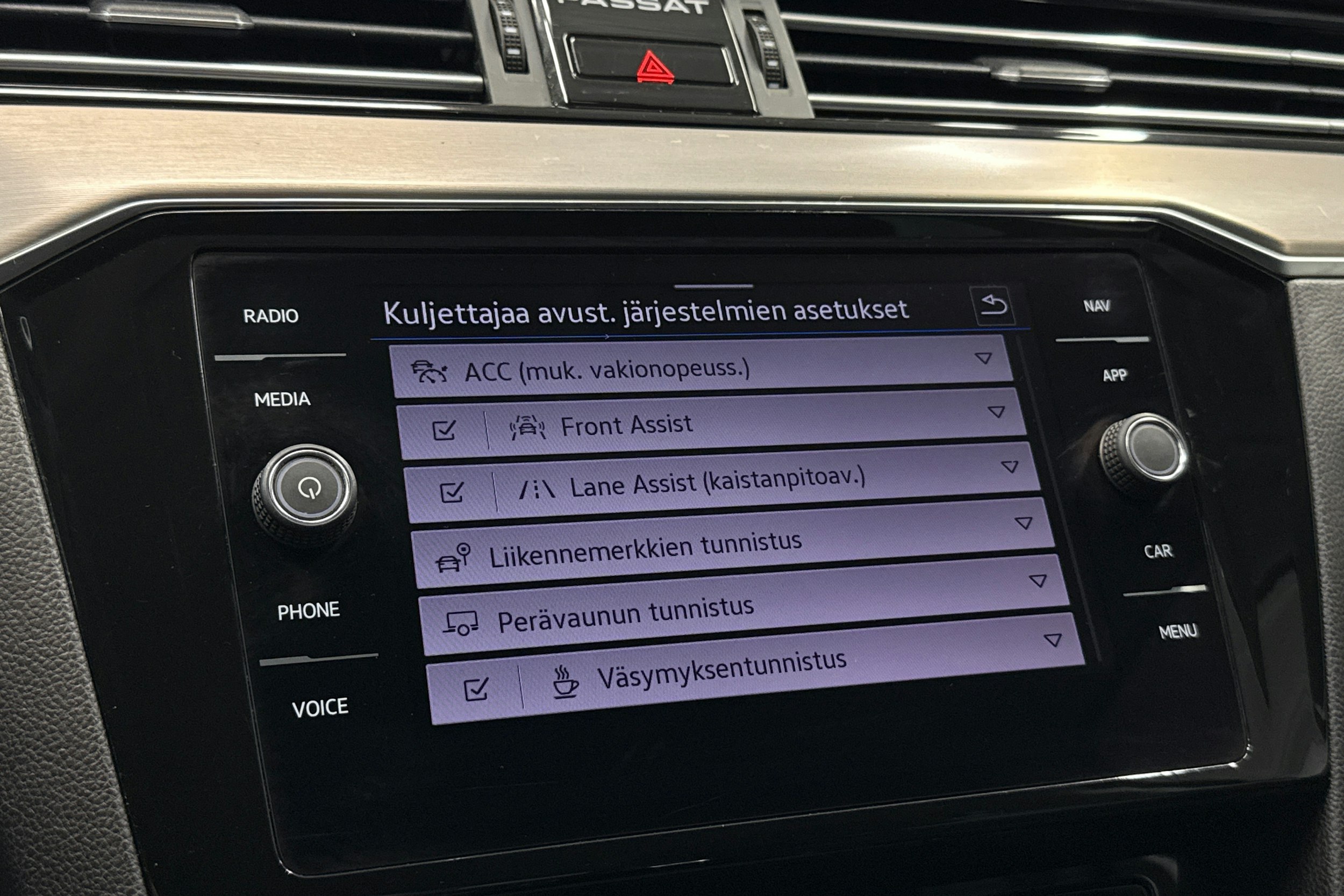 harmaa Volkswagen Passat 2021 kuva 18.