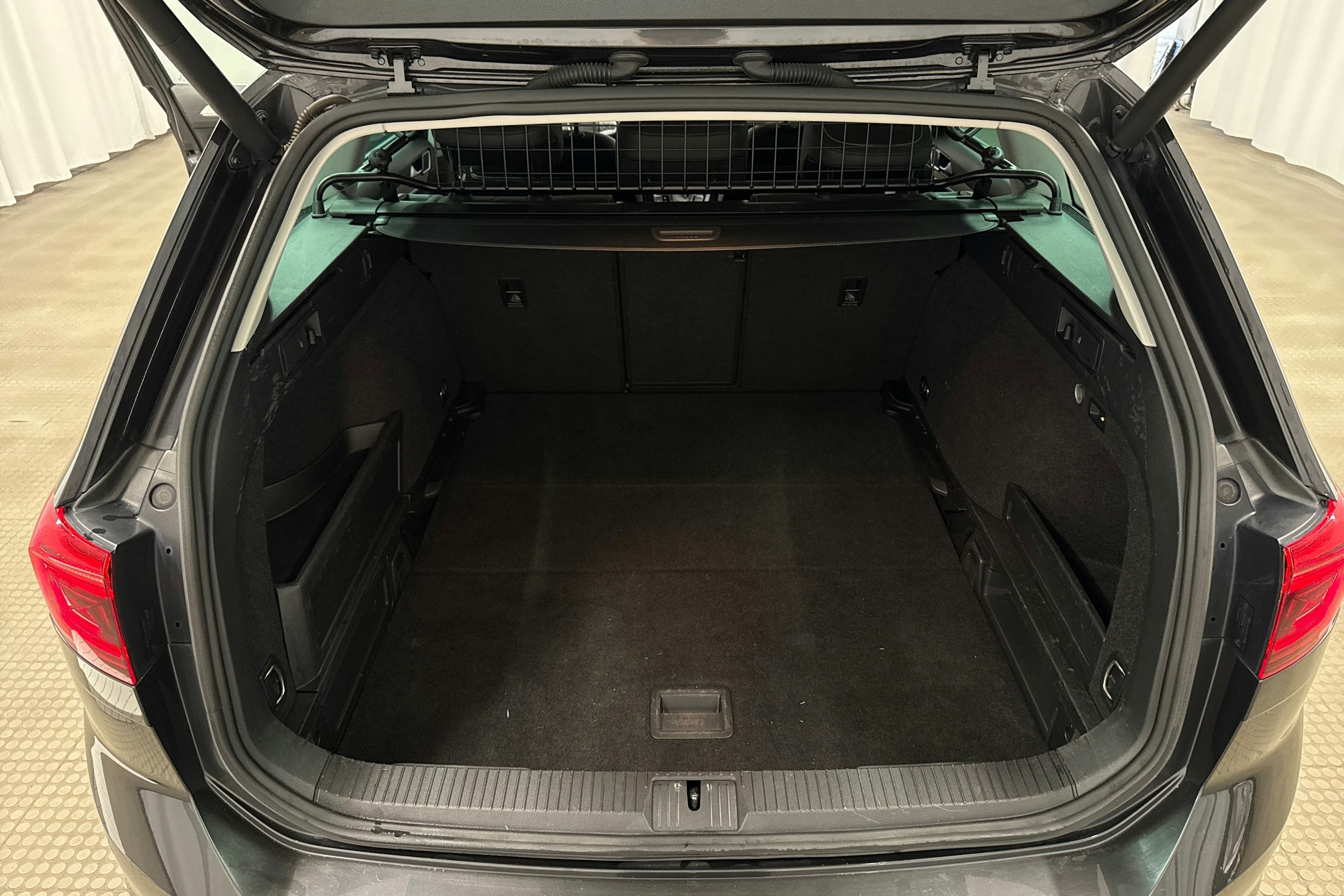 harmaa Volkswagen Passat 2021 kuva 26.