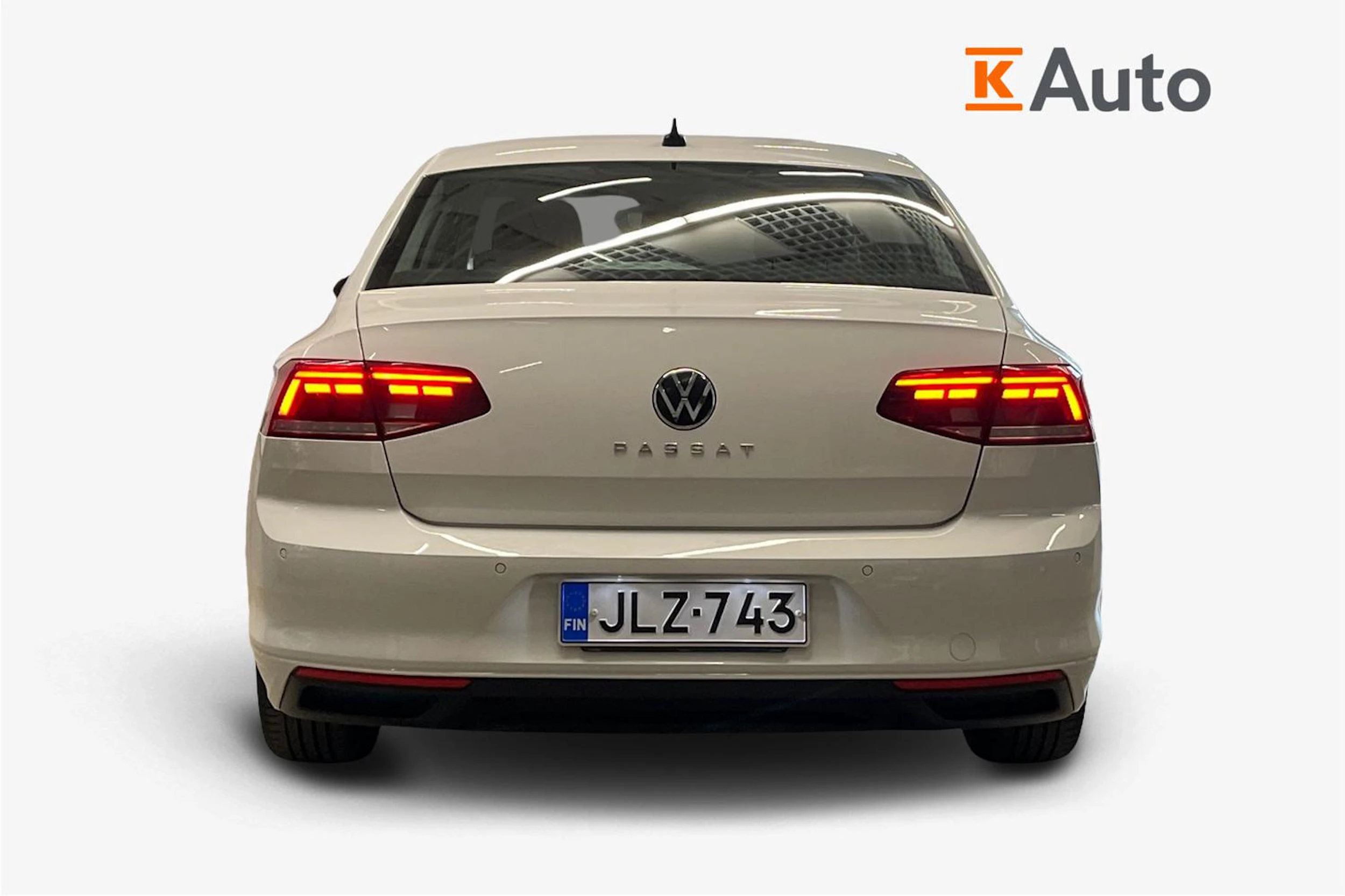 valkoinen Volkswagen Passat 2021 kuva 4.