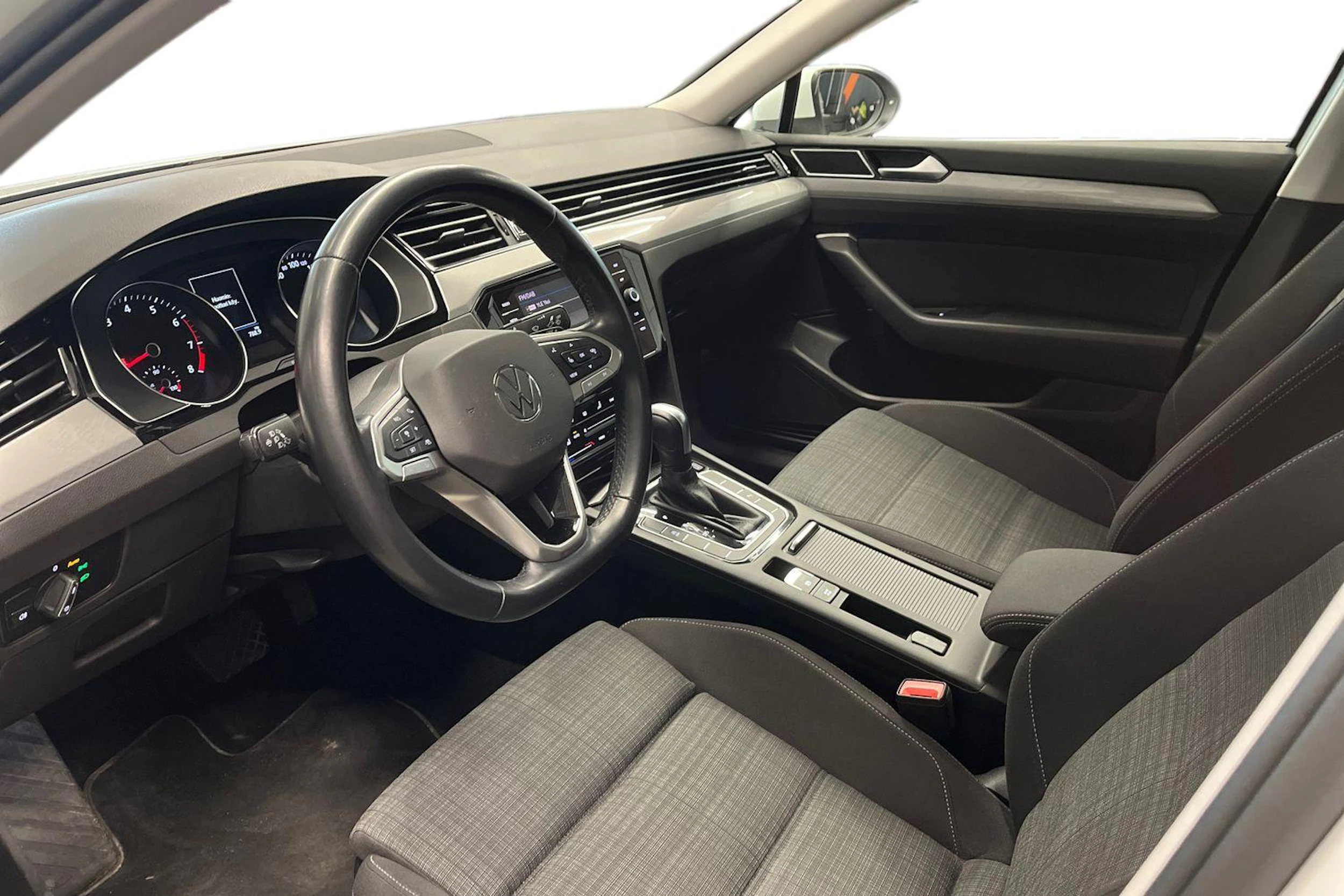 valkoinen Volkswagen Passat 2021 kuva 8.