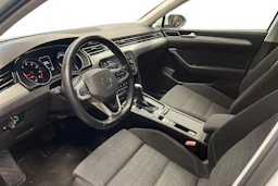 valkoinen Volkswagen Passat 2021 kuva 8.