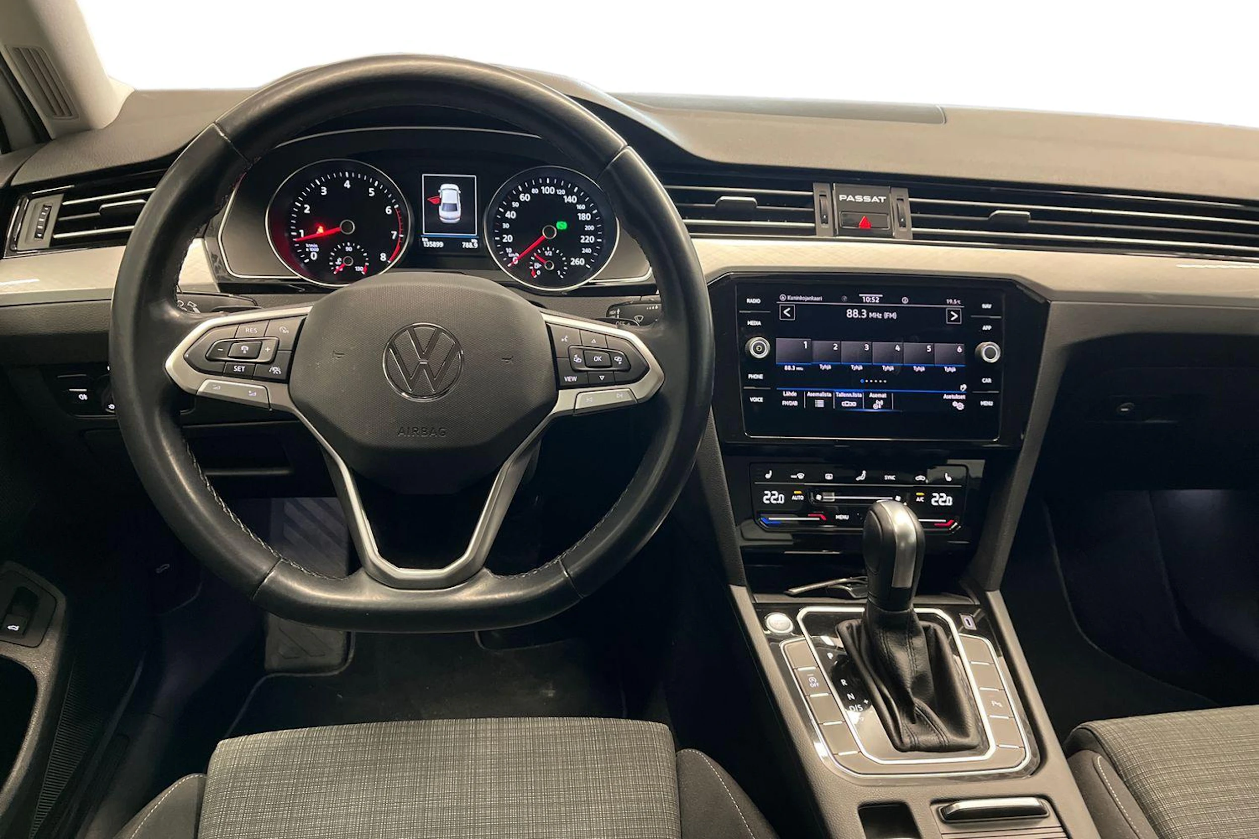 valkoinen Volkswagen Passat 2021 kuva 9.