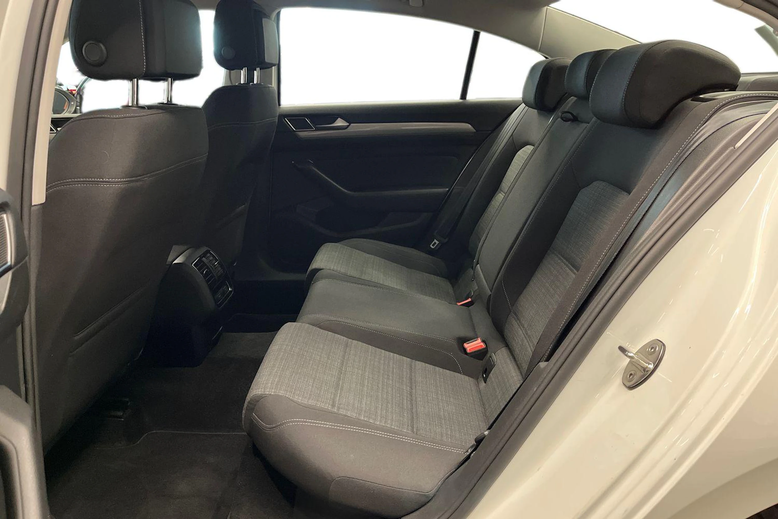 valkoinen Volkswagen Passat 2021 kuva 11.