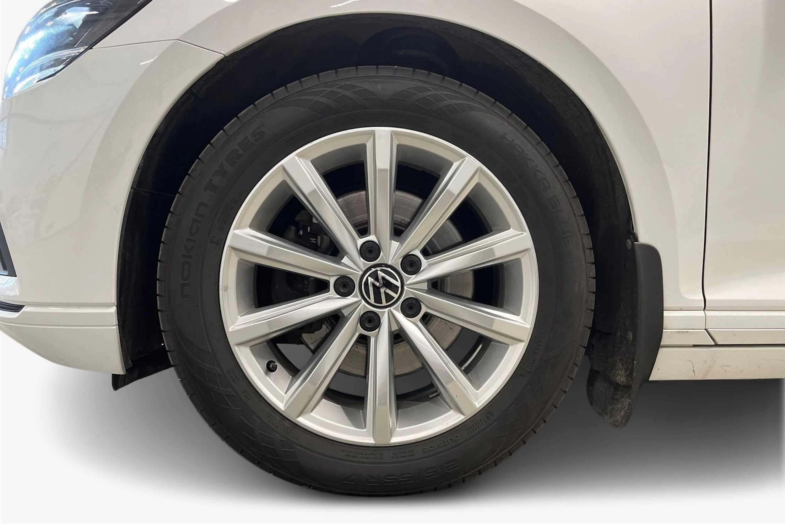 valkoinen Volkswagen Passat 2021 kuva 12.