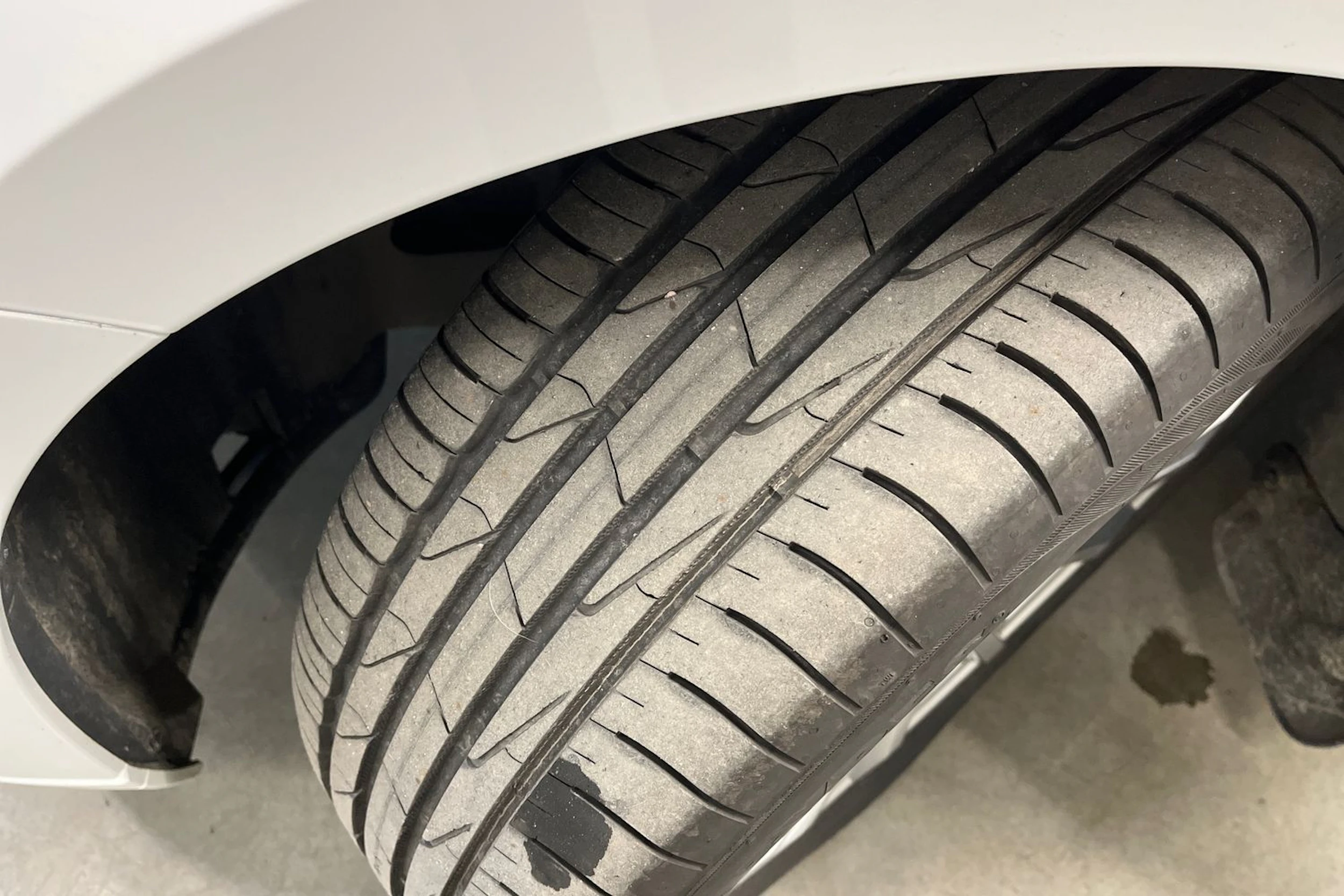 valkoinen Volkswagen Passat 2021 kuva 13.