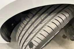 valkoinen Volkswagen Passat 2021 kuva 13.