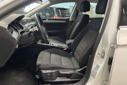 valkoinen Volkswagen Passat 2021 kuva 15.