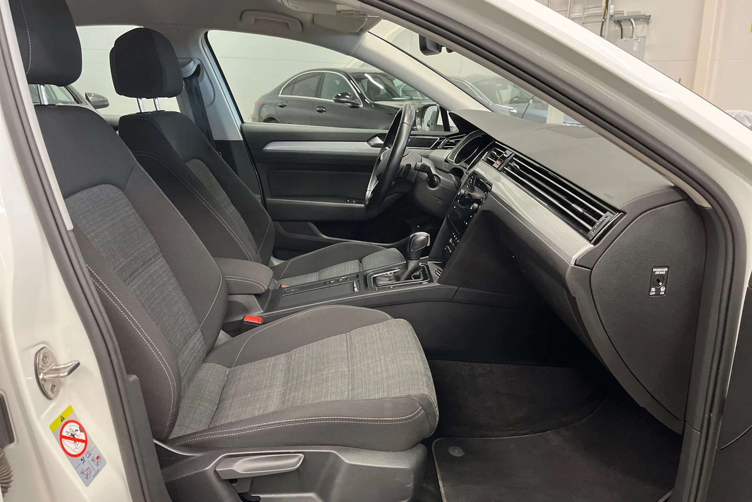 valkoinen Volkswagen Passat 2021 kuva 16.